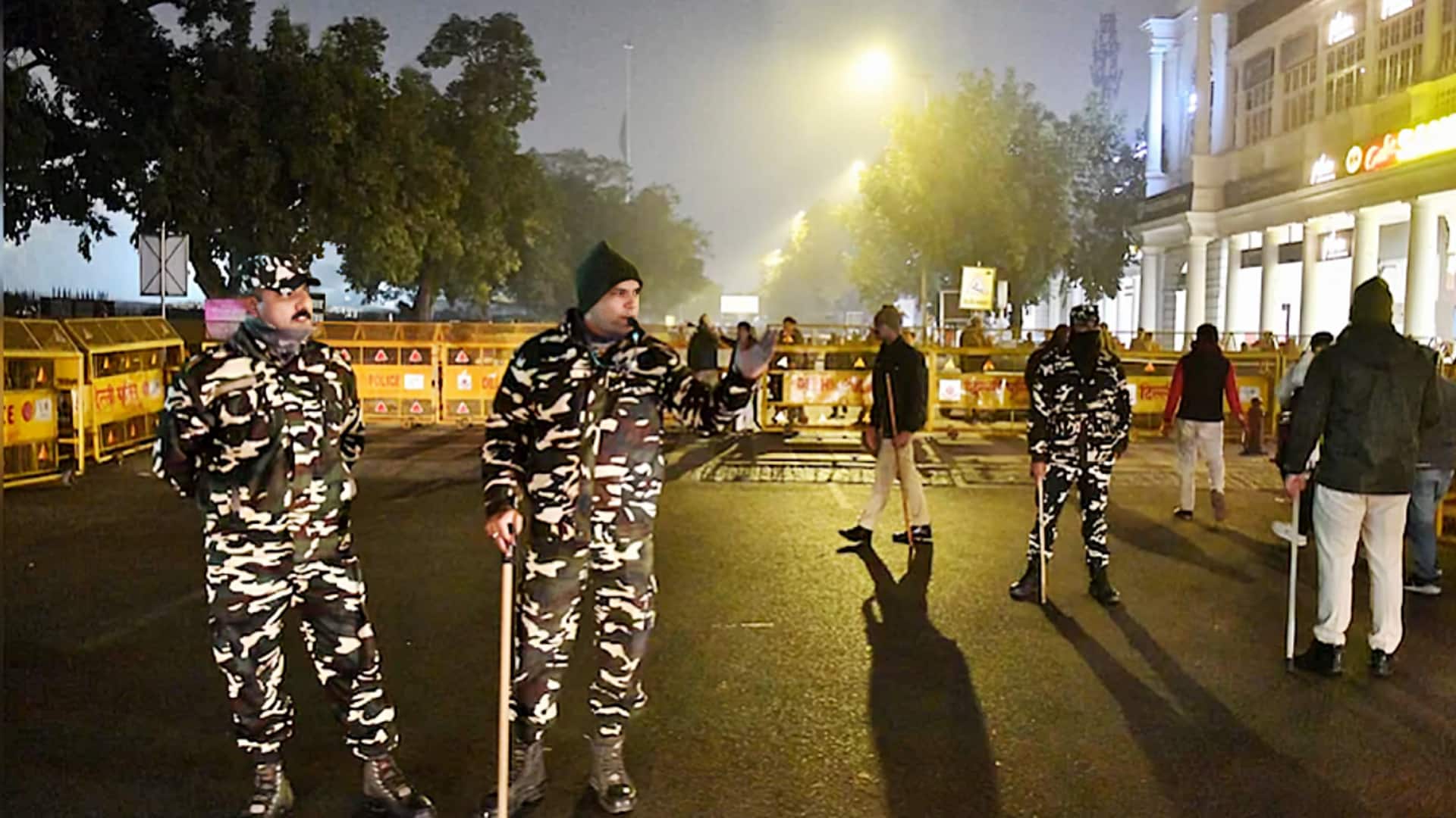 दिल्ली में नए साल के जश्न को लेकर पुलिस अलर्ट, रेस्टोरेंट को पास जारी; वाहन प्रतिबंधित