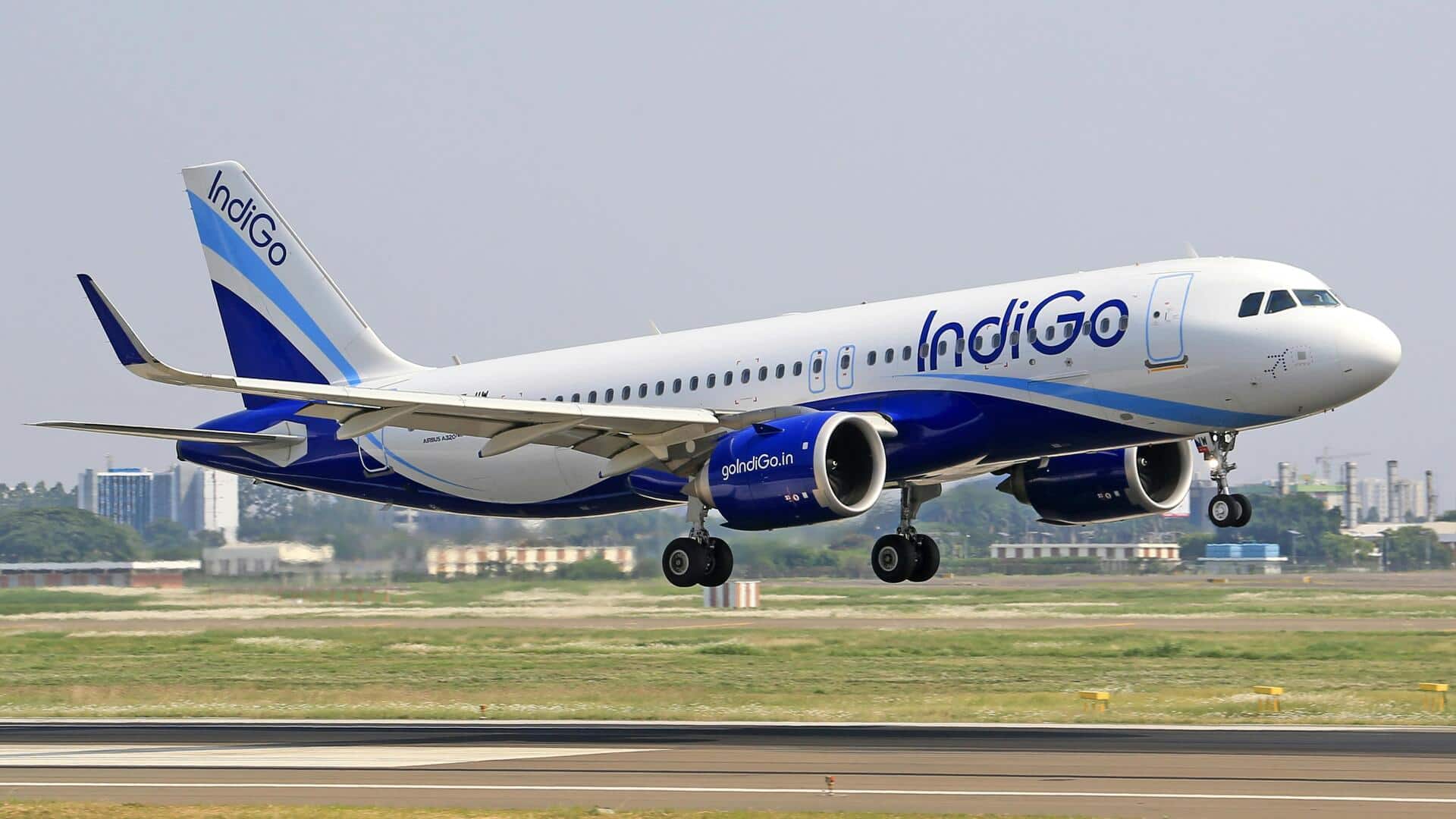 इंडिगो की अयोध्या-दिल्ली उड़ान की ईंधन खत्म होने से मात्र 2 मिनट पहले लैंडिंग, यात्री घबराए