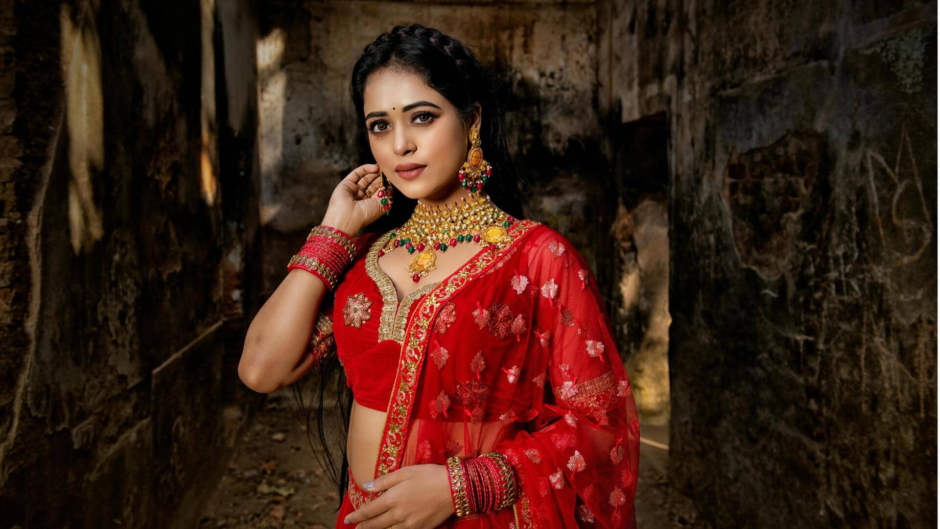 पारंपरिक कपड़े पहनते समय न करें ये 5 गलतियां, लुक लगेगा खराब