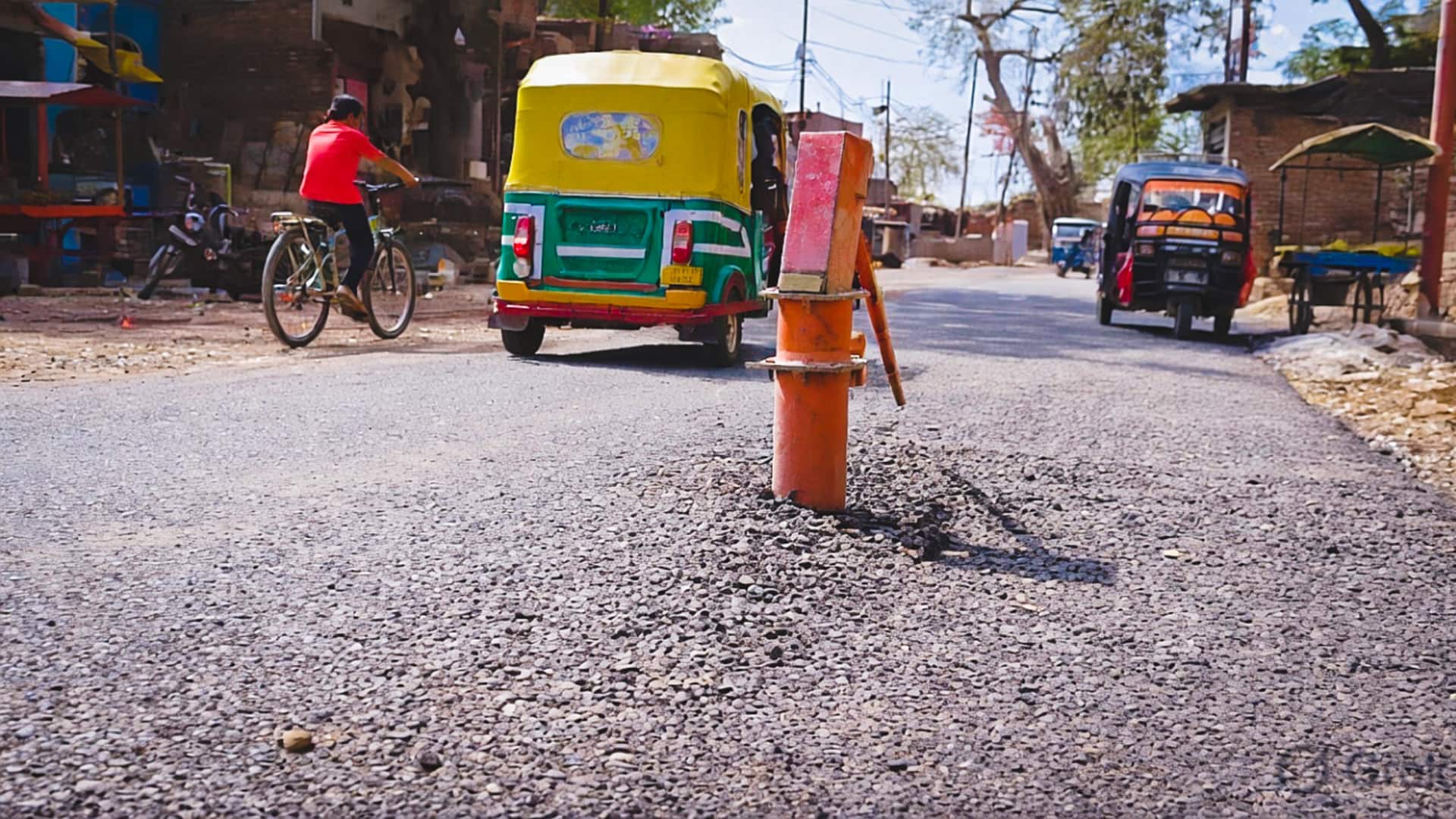 उत्तर प्रदेश: मिर्जापुर में इंजीनियरों को गजब कारनामा, हैंडपंप हटाए बिना बना दी सड़क