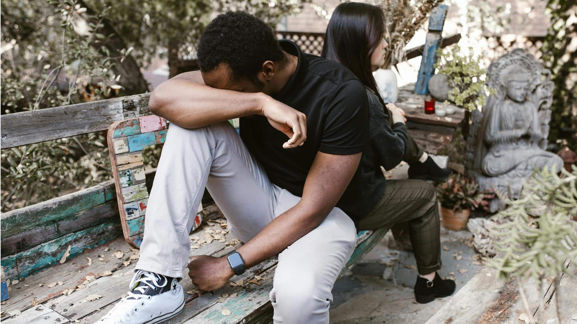 ये 5 आदतें आपके जीवन से दूर कर रही हैं खुशियां, तुरंत इन्हें बदलें