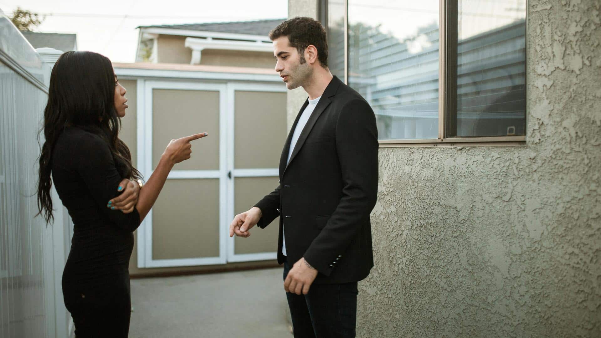 अपने पार्टनर से झगड़ा हो जाए तो इन 5 तरीकों से स्थिति को संभालें