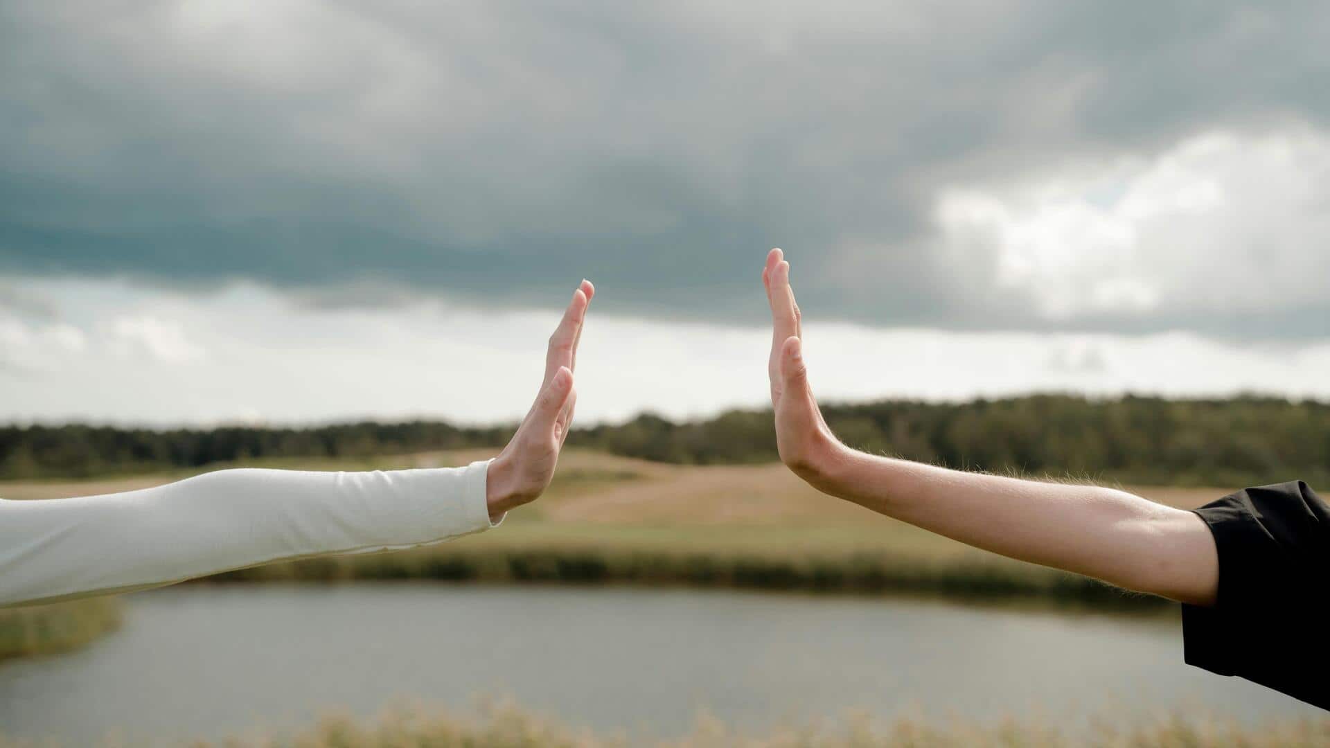 लंबे समय तक दूर रहकर अपने रिश्ते को बनाएं मजबूत, अपनाएं ये 5 आसान टिप्स