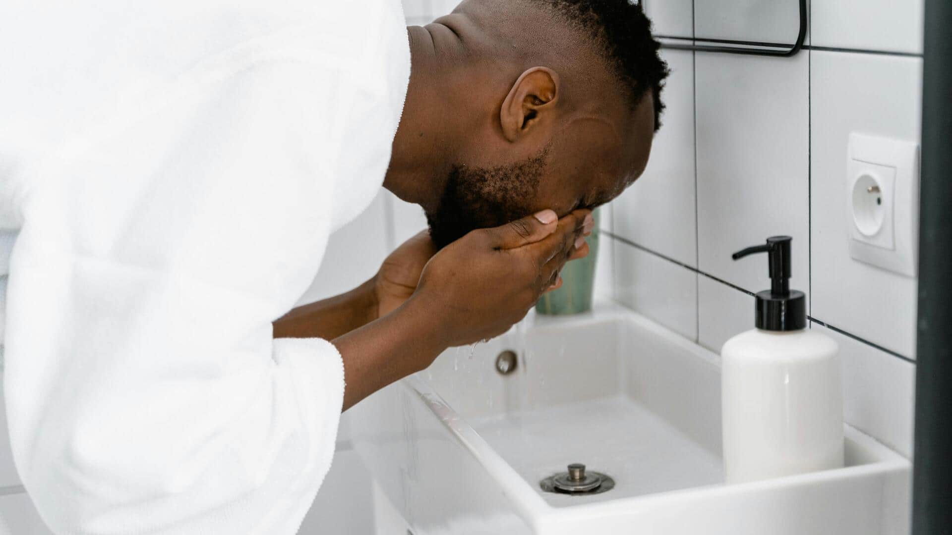 त्वचा की देखभाल के लिए इस्तेमाल करें हर्बल फेसवॉश, मिलेंगे कई फायदे