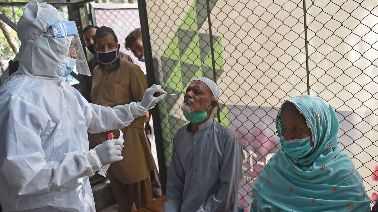 कोरोना: पाकिस्तान में बिगड़ रहे हालात, अस्पतालों में कम पड़ने लगे इंतजाम