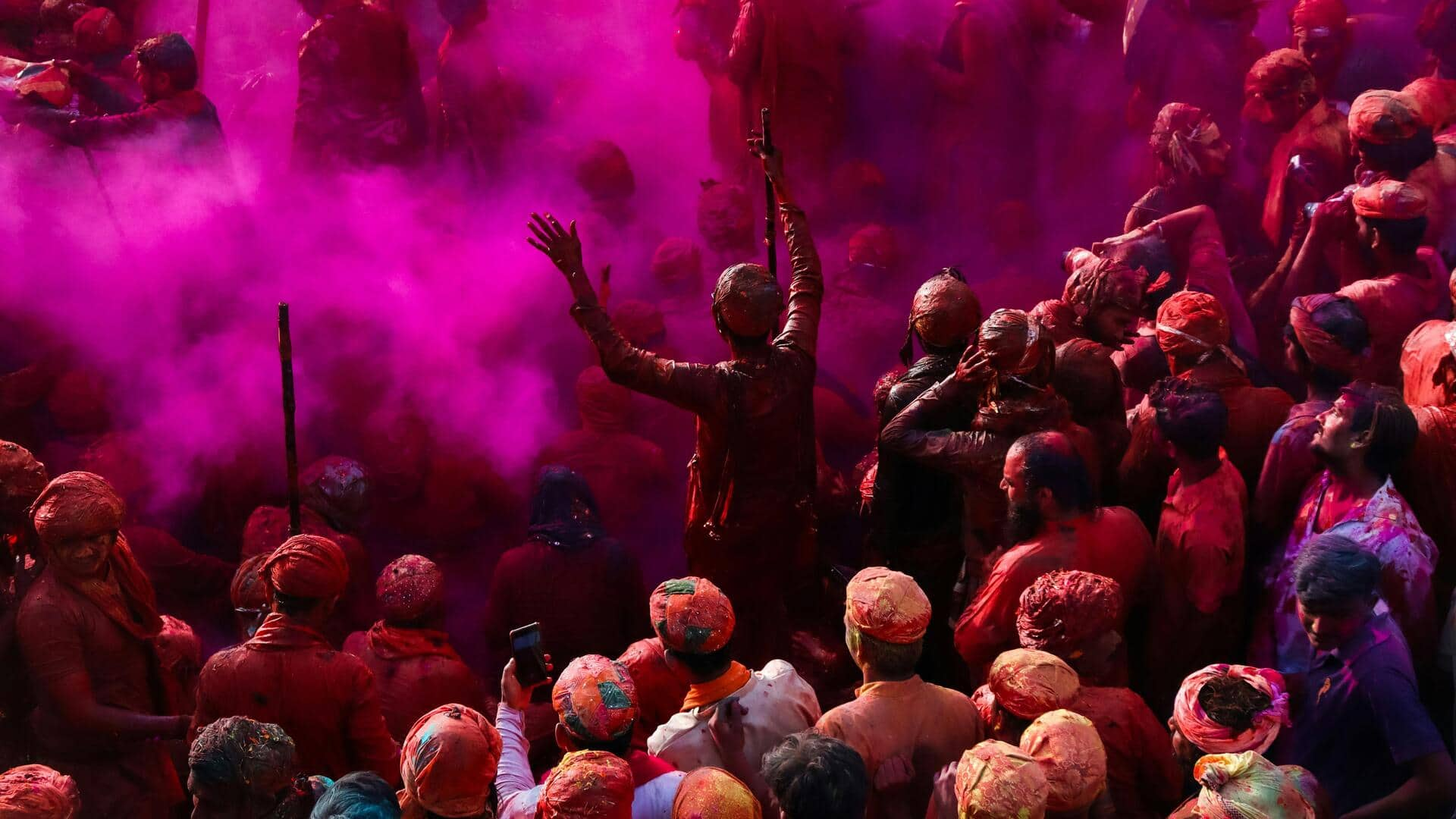 होली पर उत्तर प्रदेश पुलिस सतर्क, नई परंपरा शुरू करने पर रोक; उपद्रवियों पर रहेगी नजर