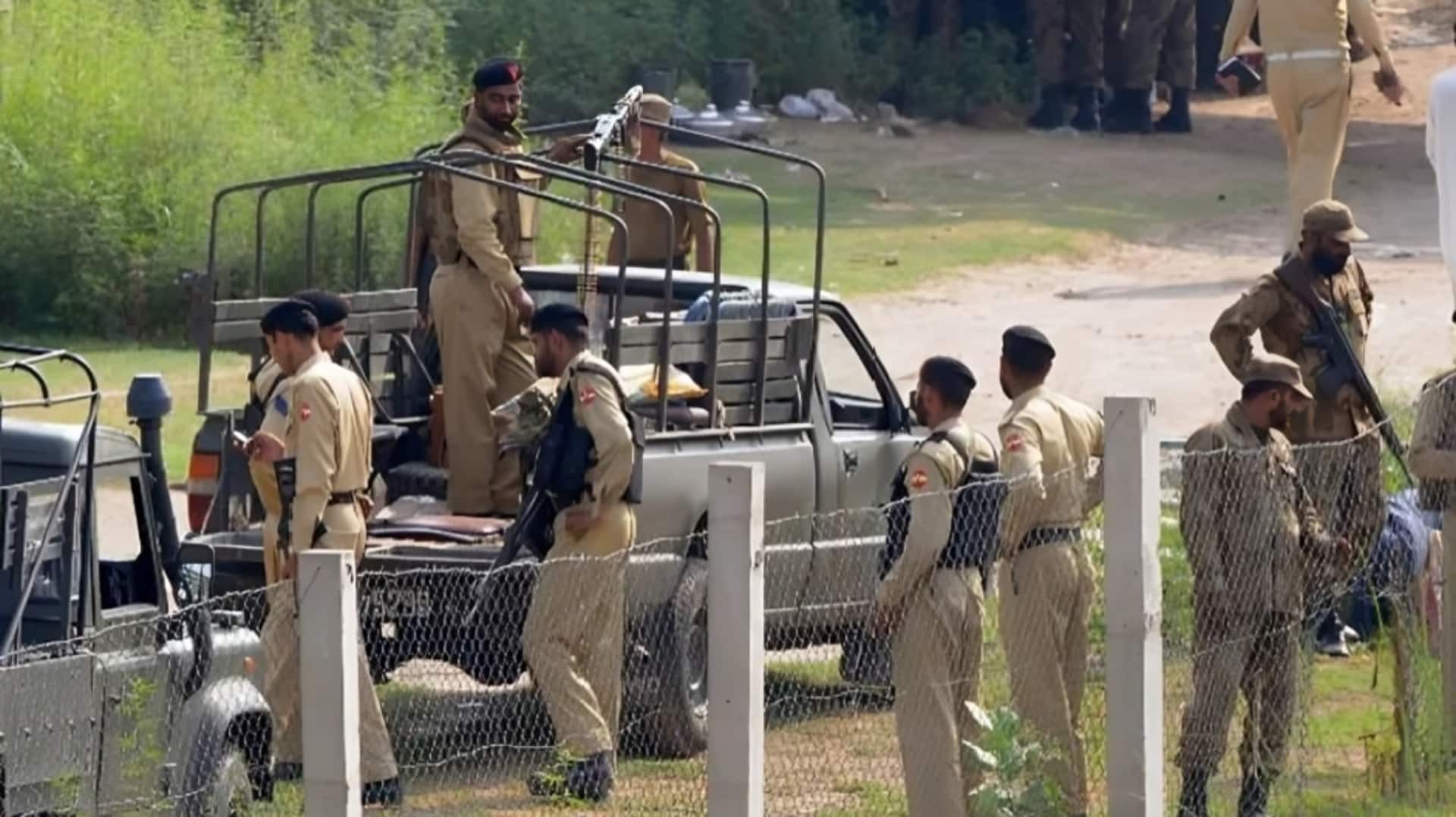 पाकिस्तान के खैबर पख्तूनख्वा में आतंकियों ने कर्नल और मेजर समेत 11 को गोलियों से भूना