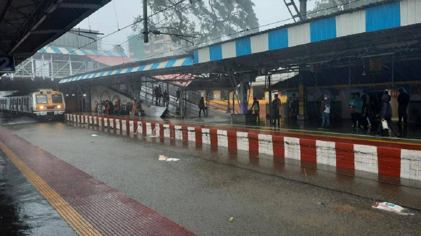भारी बारिश के कारण रेल सेवाएं भी प्रभावित भारी बारिश के कारण रेल सेवाएं भी प्रभावित