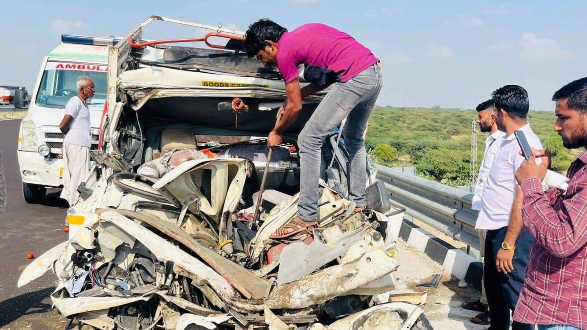 मध्य प्रदेश: हाईवे पर गायों को बचाने के चक्कर में पिकअप-ट्रक की टक्कर, 8 की मौत