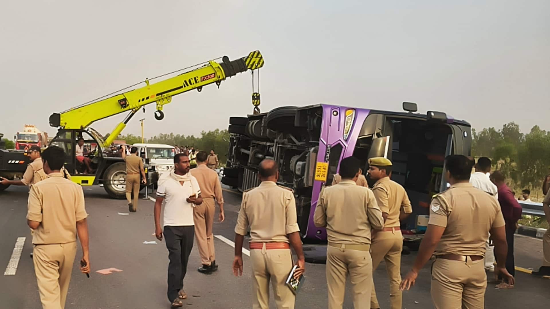 लखनऊ-आगरा एक्सप्रेसवे पर पलटी स्लीपर बस, दरोगा-कैदी समेत 7 की मौत