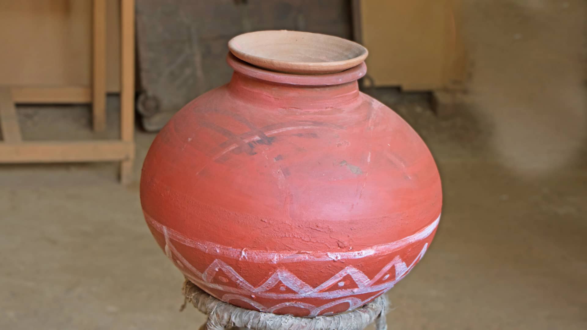 गर्मियों में मिट्टी के मटके का करते हैं इस्तेमाल? इन सफाई टिप्स को न करें नजरअंदाज