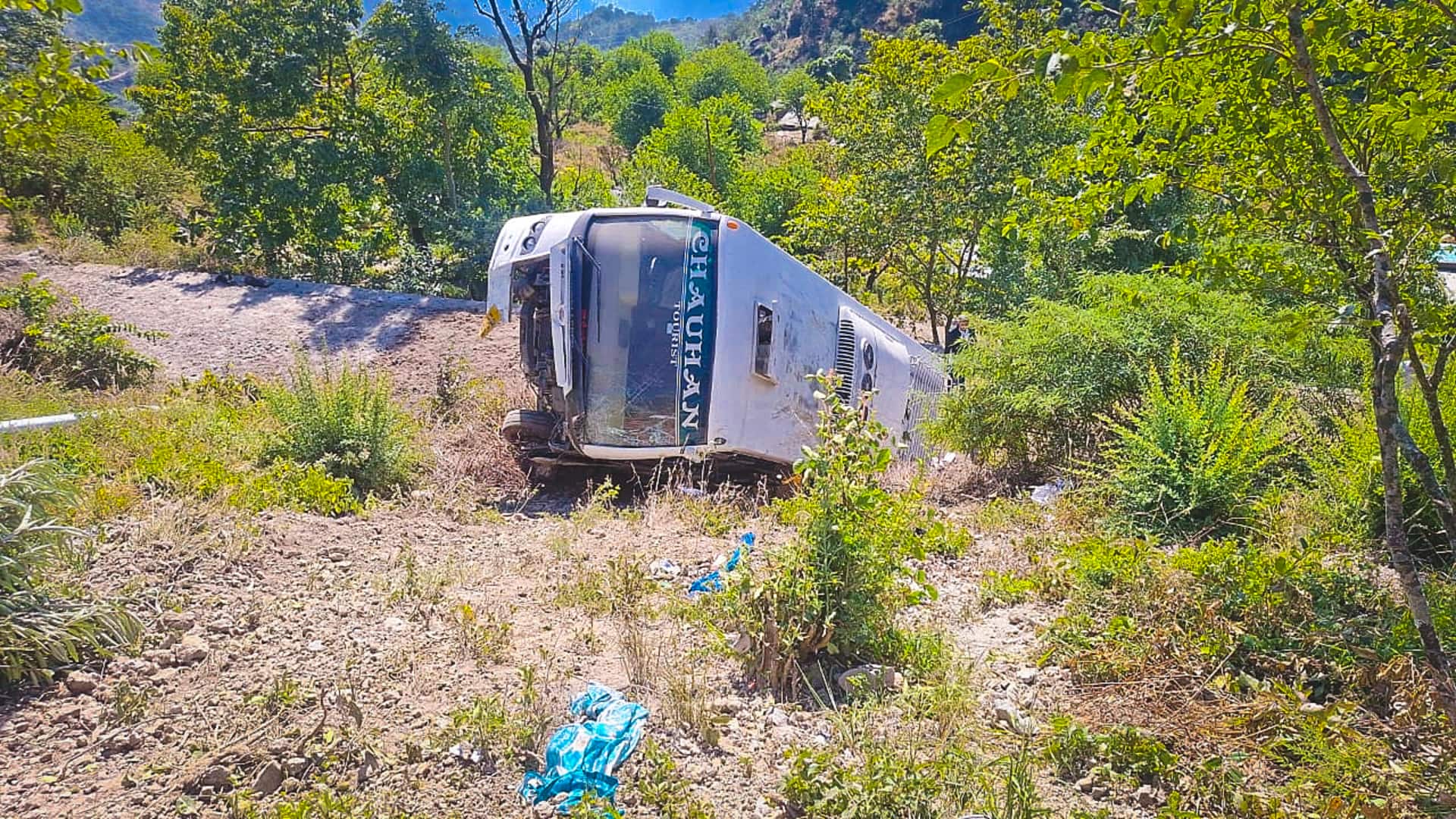 उत्तराखंड के टिहरी में गुजरात के तीर्थयात्रियों की बस गहरी खाई में गिरी, 5 की मौत