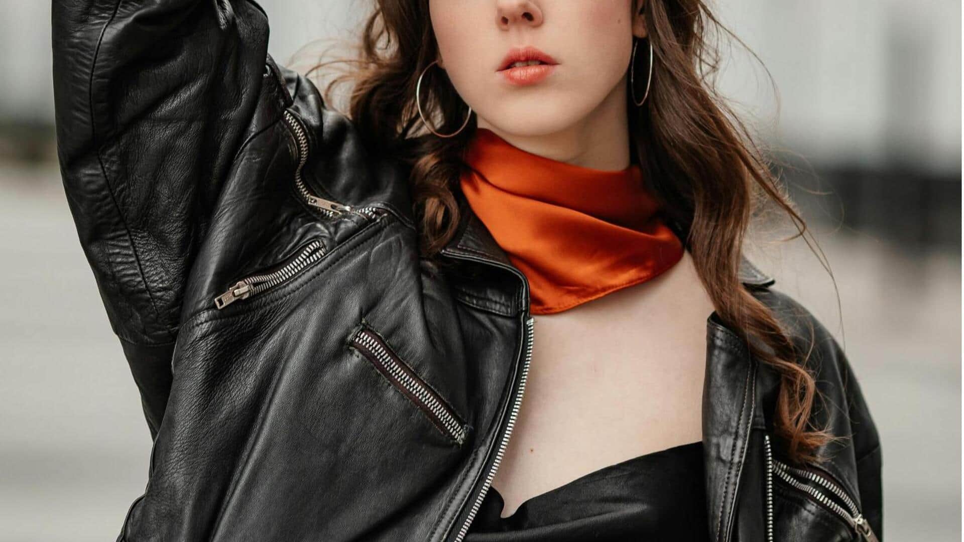 हर महिला के पास होने चाहिए ये 5 सिल्क स्कार्फ, साधारण आउटफिट को बना देंगे खास