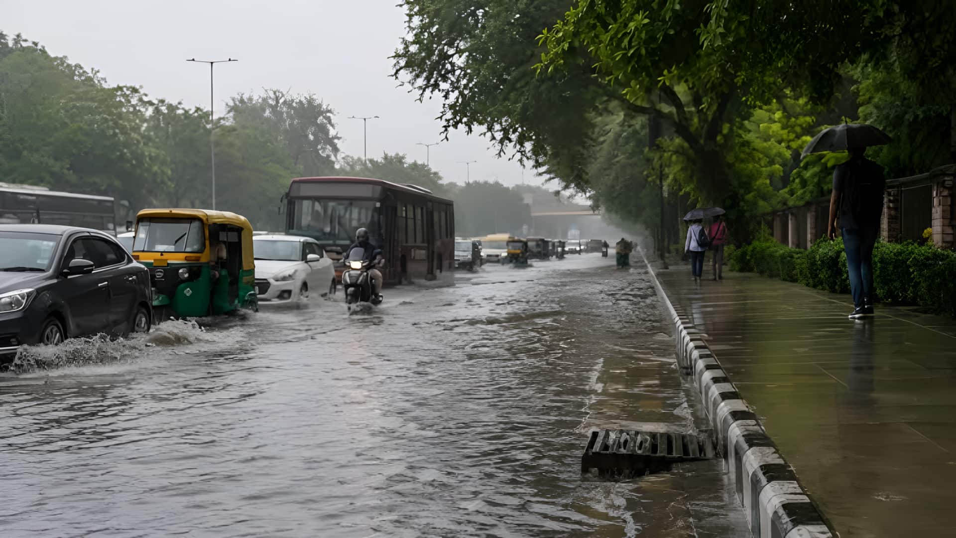 दिल्ली-NCR में मूसलाधार बारिश से कई इलाके जलमग्न, 250 से अधिक उड़ानें प्रभावित