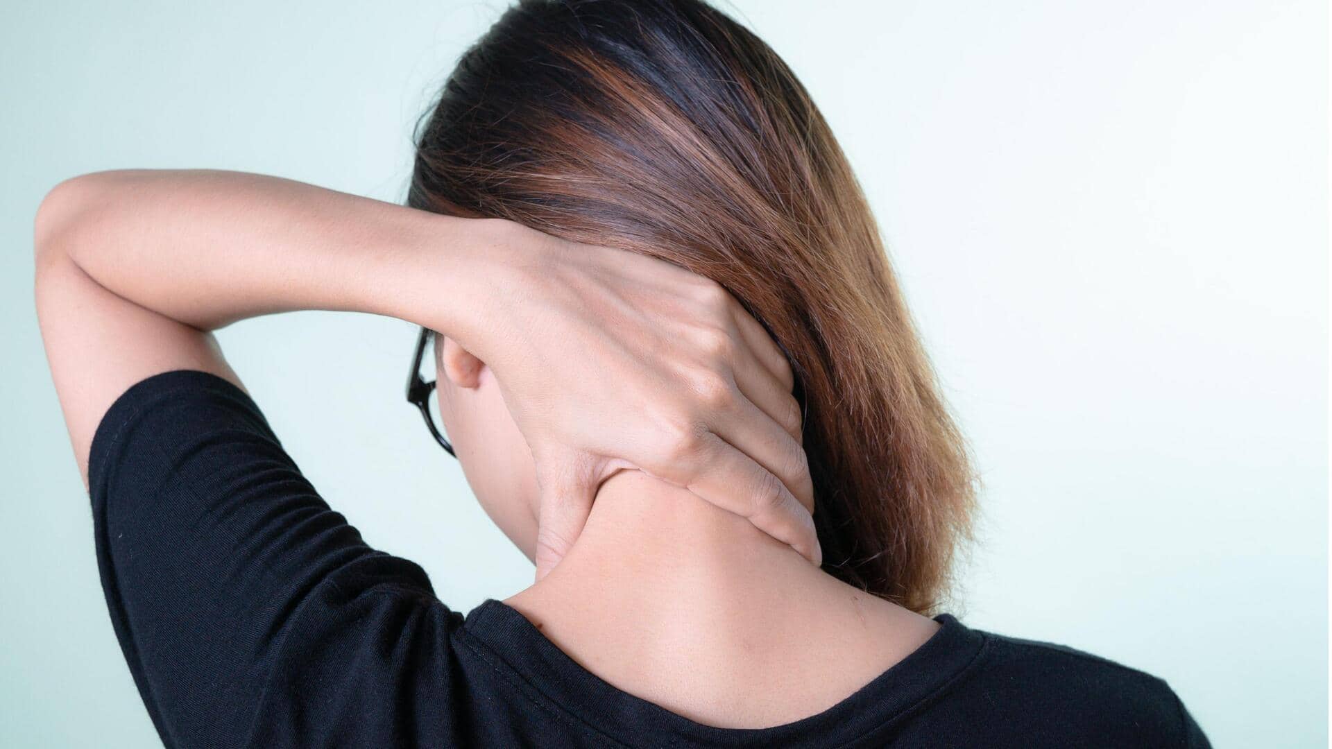 लंबे समय तक फ्लाइट में बैठने पर गर्दन में दर्द होता है? अपनाएं ये 5 तरीके