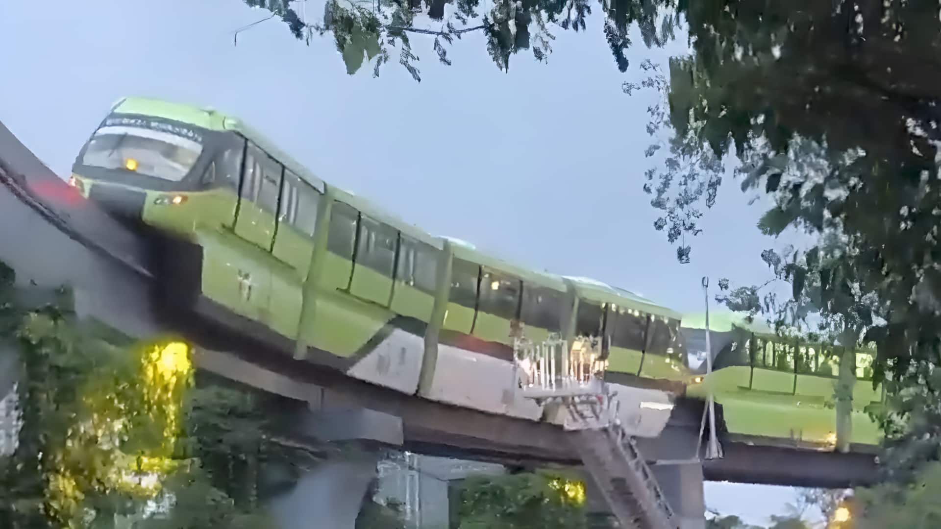 मुंबई: भारी बारिश के बीच मोनोरेल फंसी, क्रेन की मदद से बाहर निकाले गए यात्री मुंबई: भारी बारिश के बीच मोनोरेल फंसी, क्रेन की मदद से बाहर निकाले गए यात्री