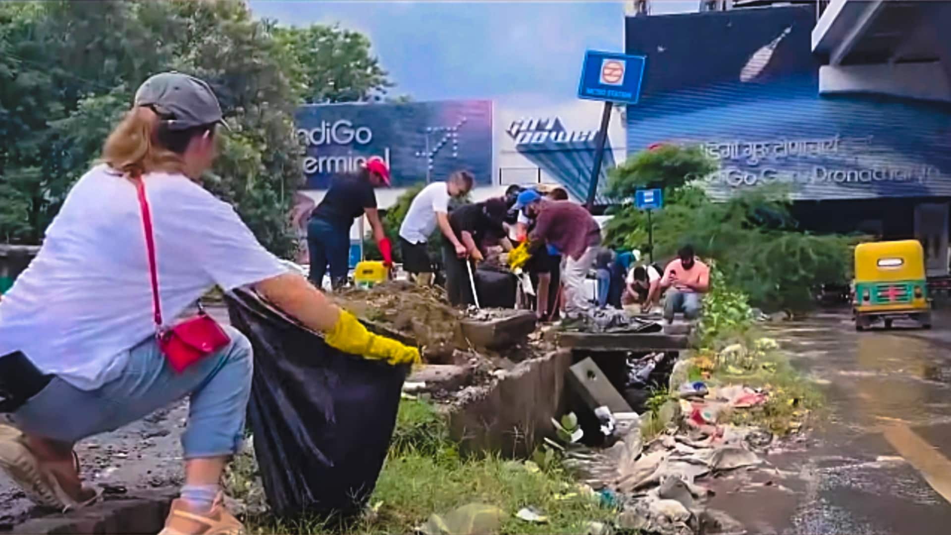 गुरूग्राम में फेल हो गया प्रशासन? विदेशी नागरिक सफाई के लिए आगे आए गुरूग्राम में फेल हो गया प्रशासन? विदेशी नागरिक सफाई के लिए आगे आए