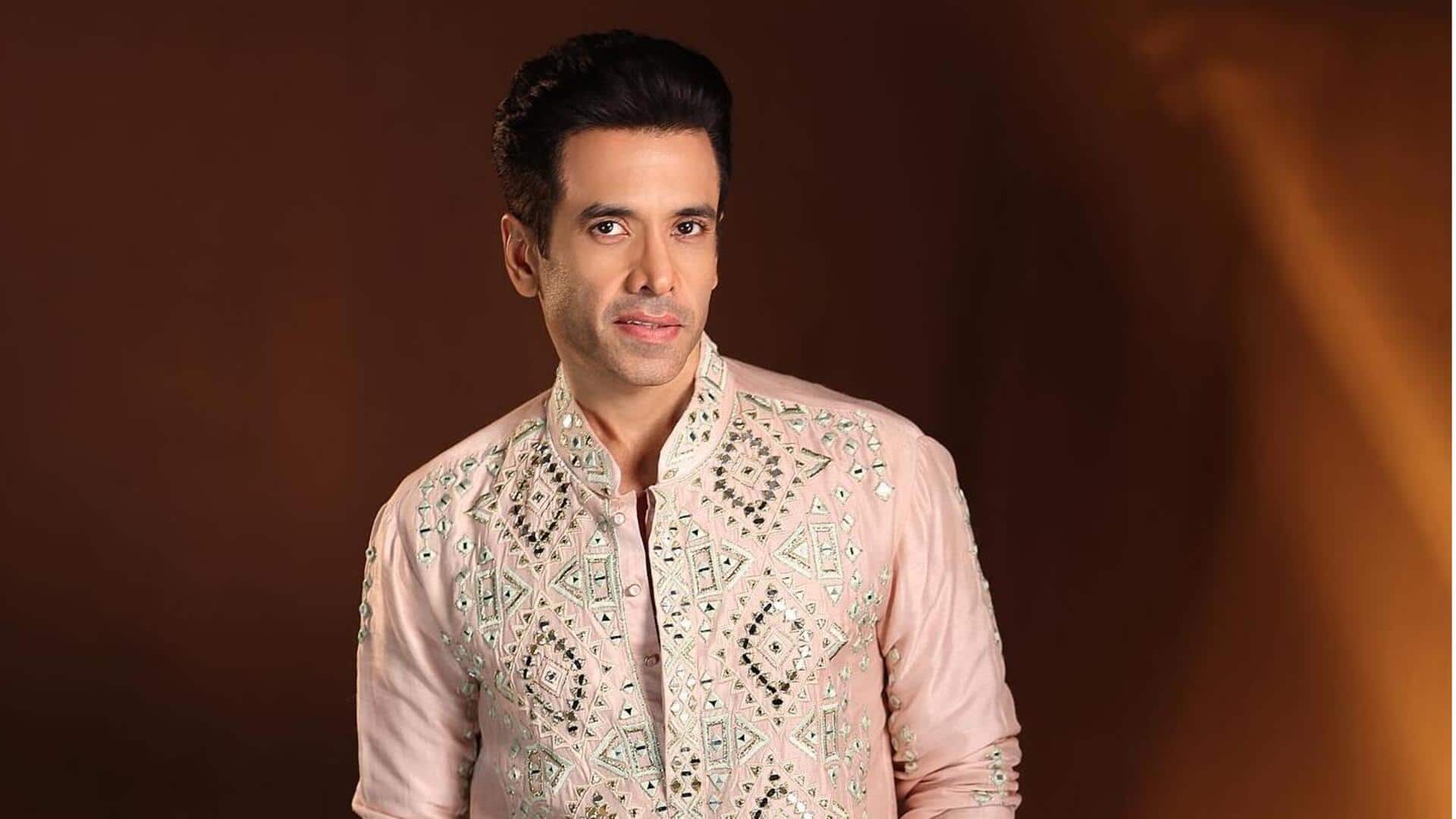 जरीन खान की प्रार्थना सभा में गिरे थे जितेंद्र, अब बेटे तुषार कपूर ने दी प्रतिक्रिया 