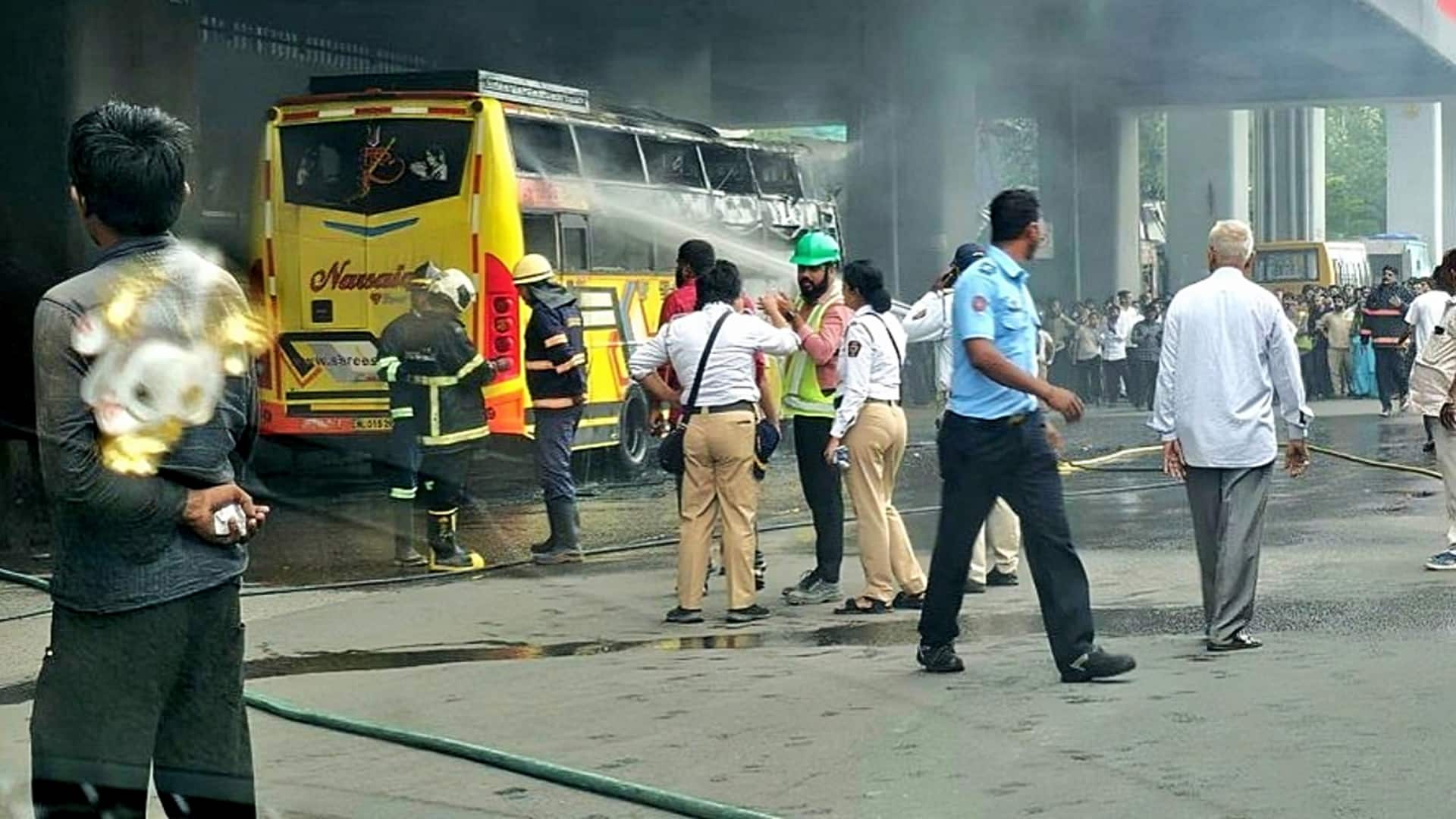 मुंबई में वेस्टर्न एक्सप्रेसवे पर यात्रियों से भरी बस में आग लगी, सूझबूझ से सभी बचे