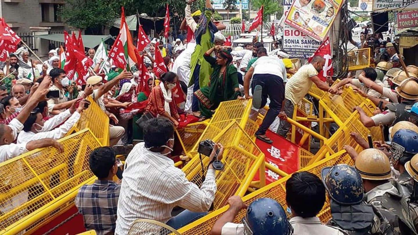 किसानों की मुख्यमंत्री आवास के बाहर हुई पुलिस से झड़प किसानों की मुख्यमंत्री आवास के बाहर हुई पुलिस से झड़प