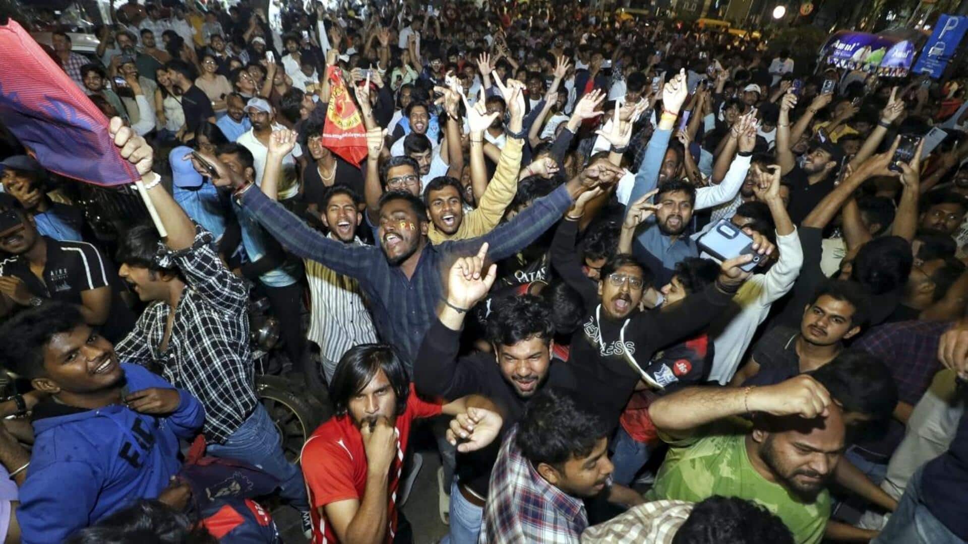 IPL 2025, फाइनल: RCB के पहला खिताब जीतने पर झूमे प्रशंसक, देखिए किस तरह मनाया जश्न IPL 2025, फाइनल: RCB के पहला खिताब जीतने पर झूमे प्रशंसक, देखिए किस तरह मनाया जश्न