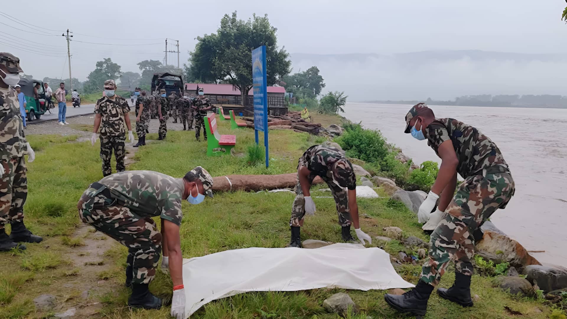 नेपाल ने बाढ़ पीड़ितों के शव दफनाए, बाद में कैसे होगी पहचान?