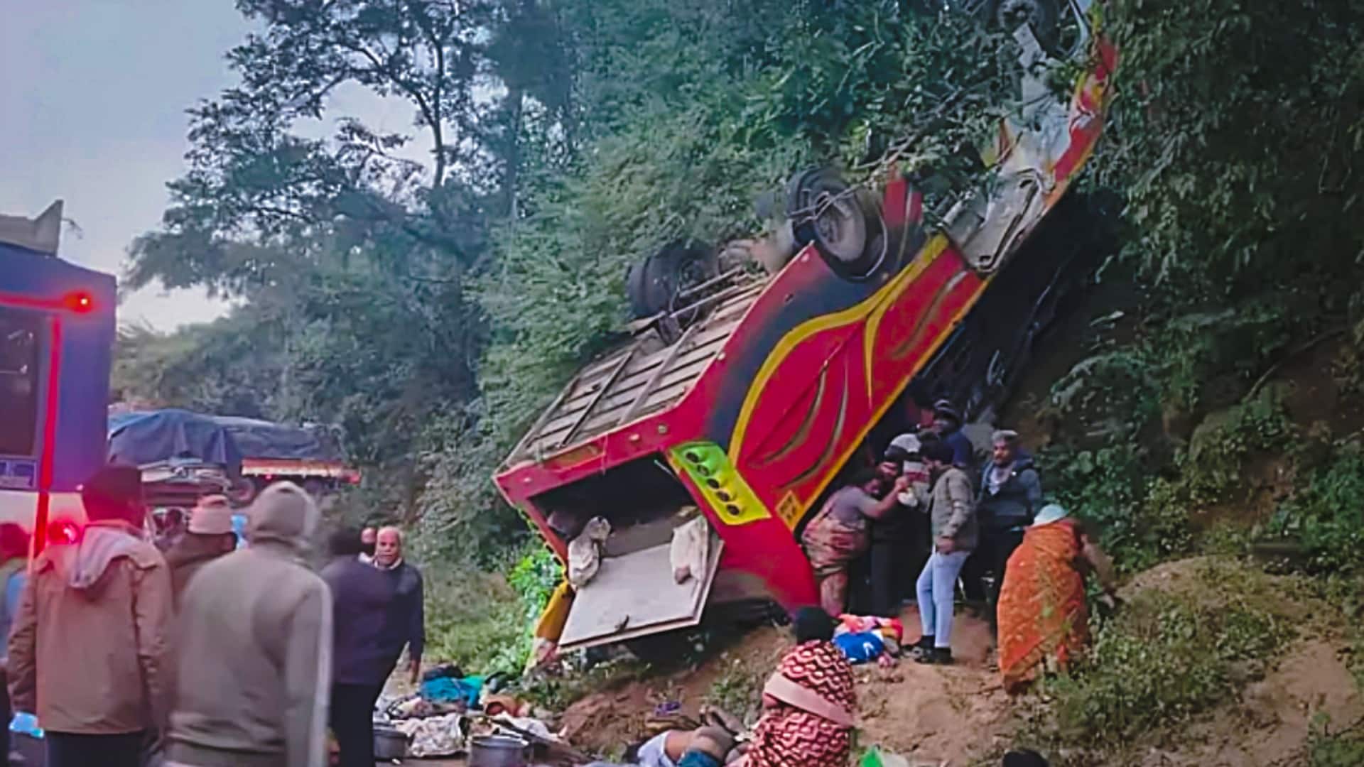 आंध्र प्रदेश में तीर्थ यात्रियों से भरी बस सड़क से उतरकर पलटी, 15 की मौत