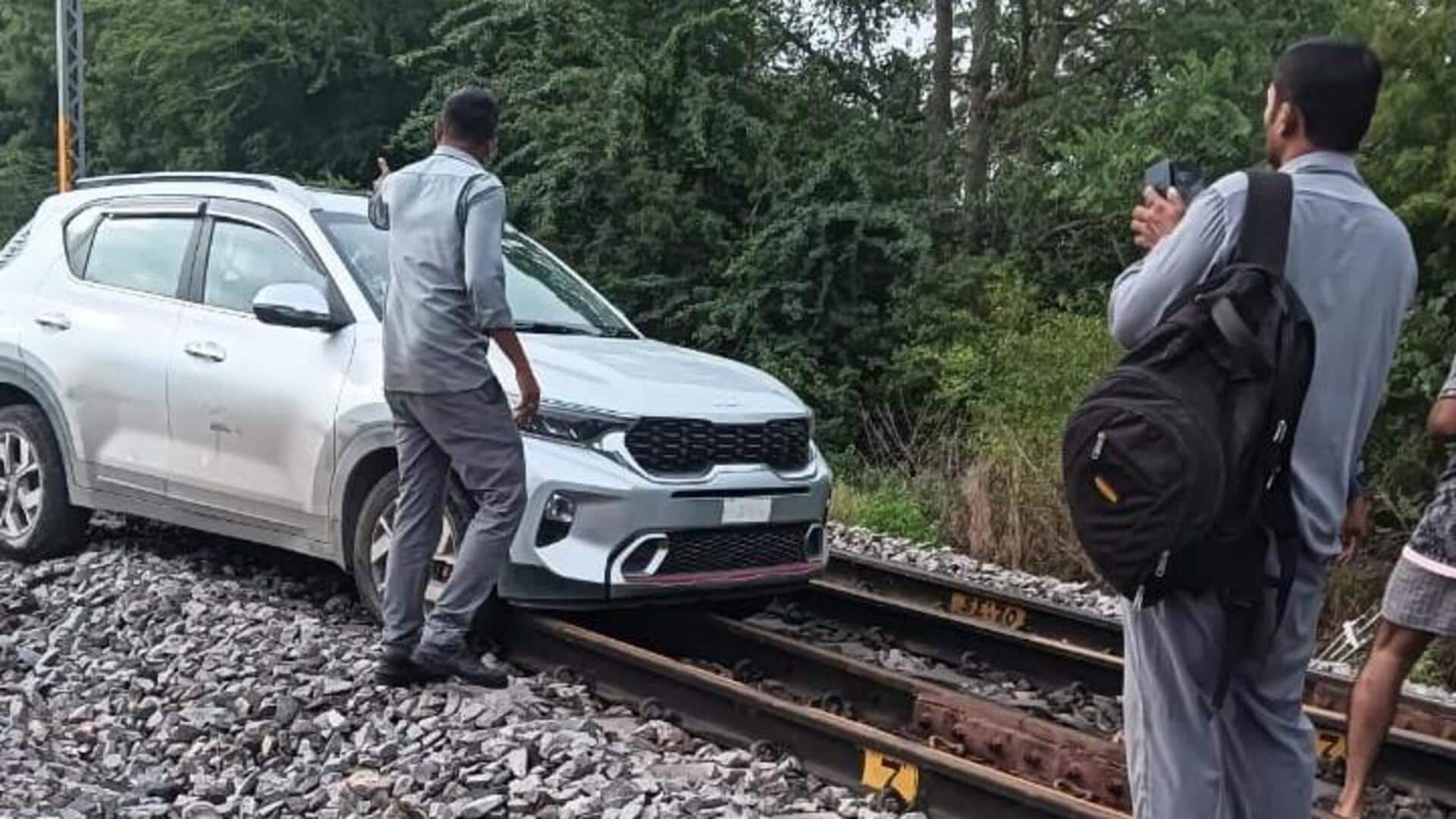 तेलंगाना: नशे में धुत महिला ने रेलवे ट्रैक पर कार दौड़ाई, कई ट्रेनें रोकी गईं तेलंगाना: नशे में धुत महिला ने रेलवे ट्रैक पर कार दौड़ाई, कई ट्रेनें रोकी गईं