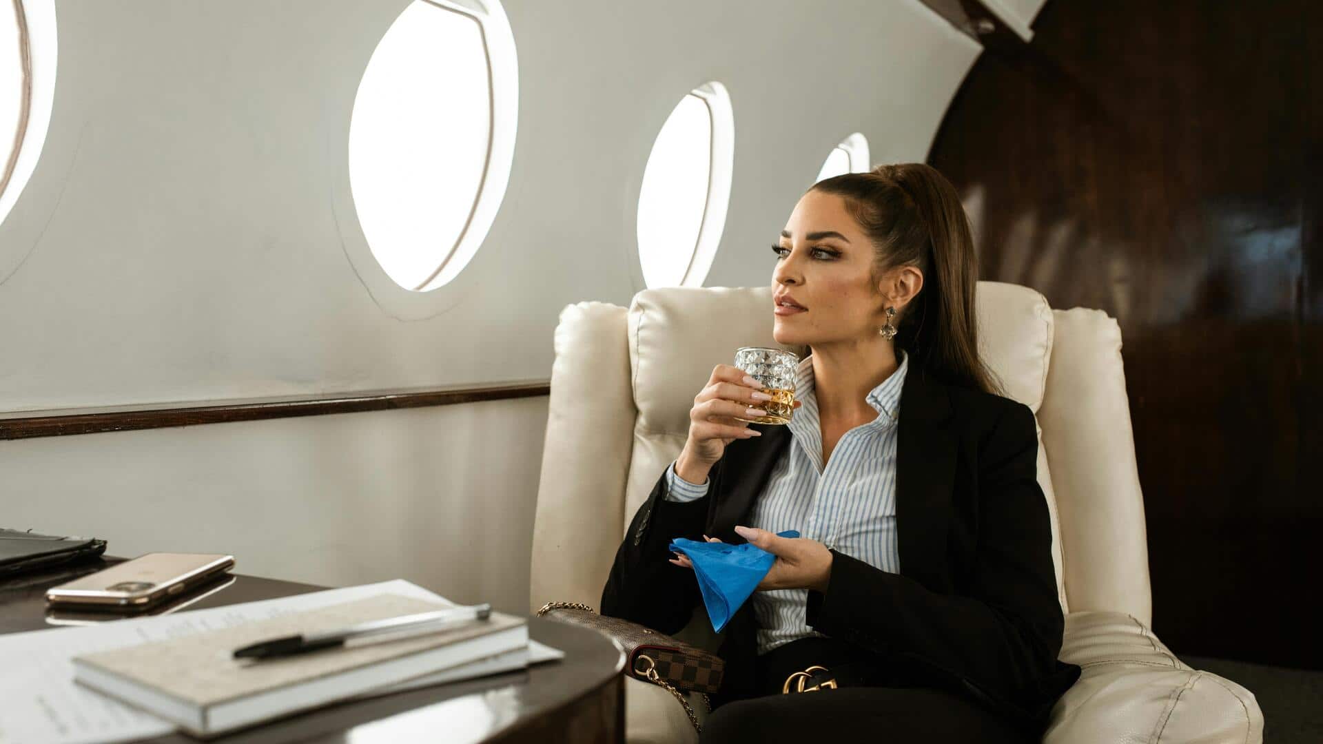 लंबे हवाई सफर के लिए अपनाएं ये 5 हैक्स, यात्रा होगी आरामदायक