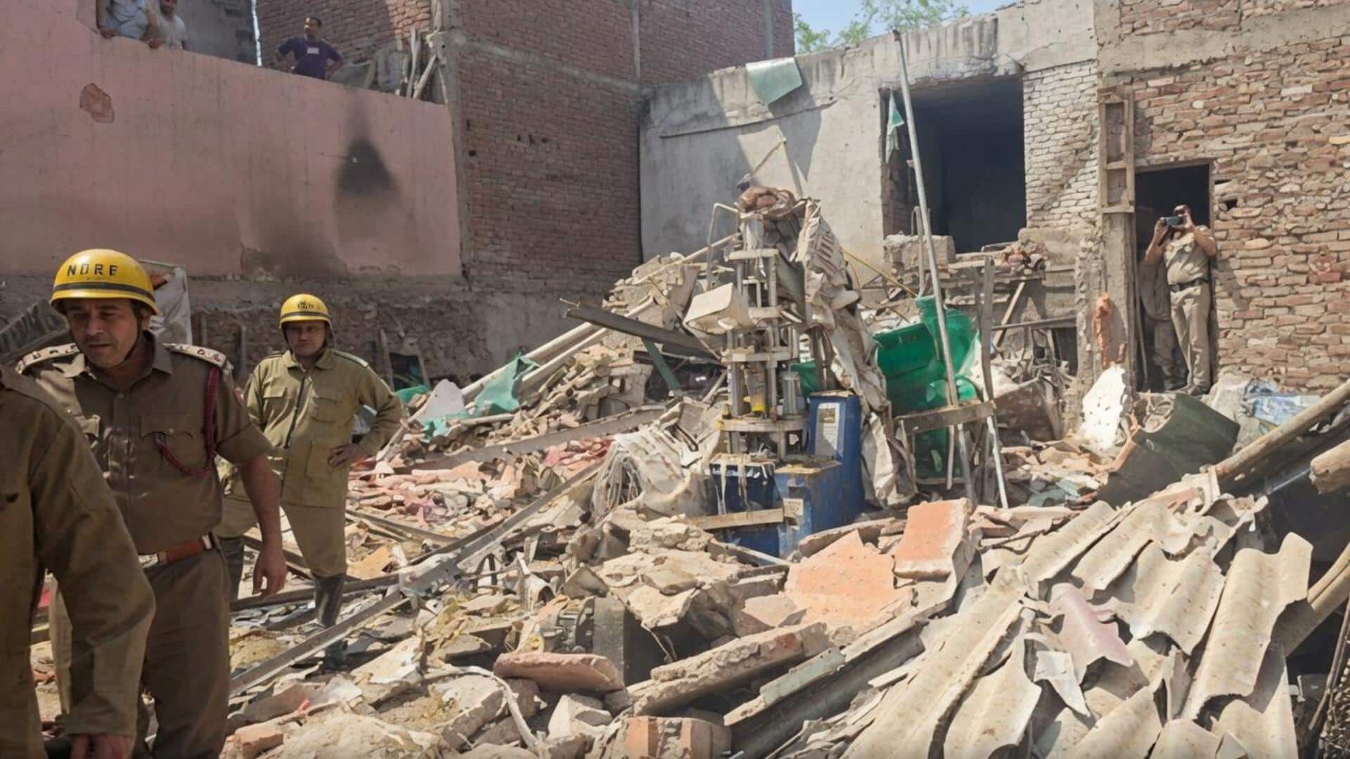 दिल्ली के मुकुंदपुर में गैस सिलेंडर फटने से इमारत गिरी, कई लोग मलबे में दबे