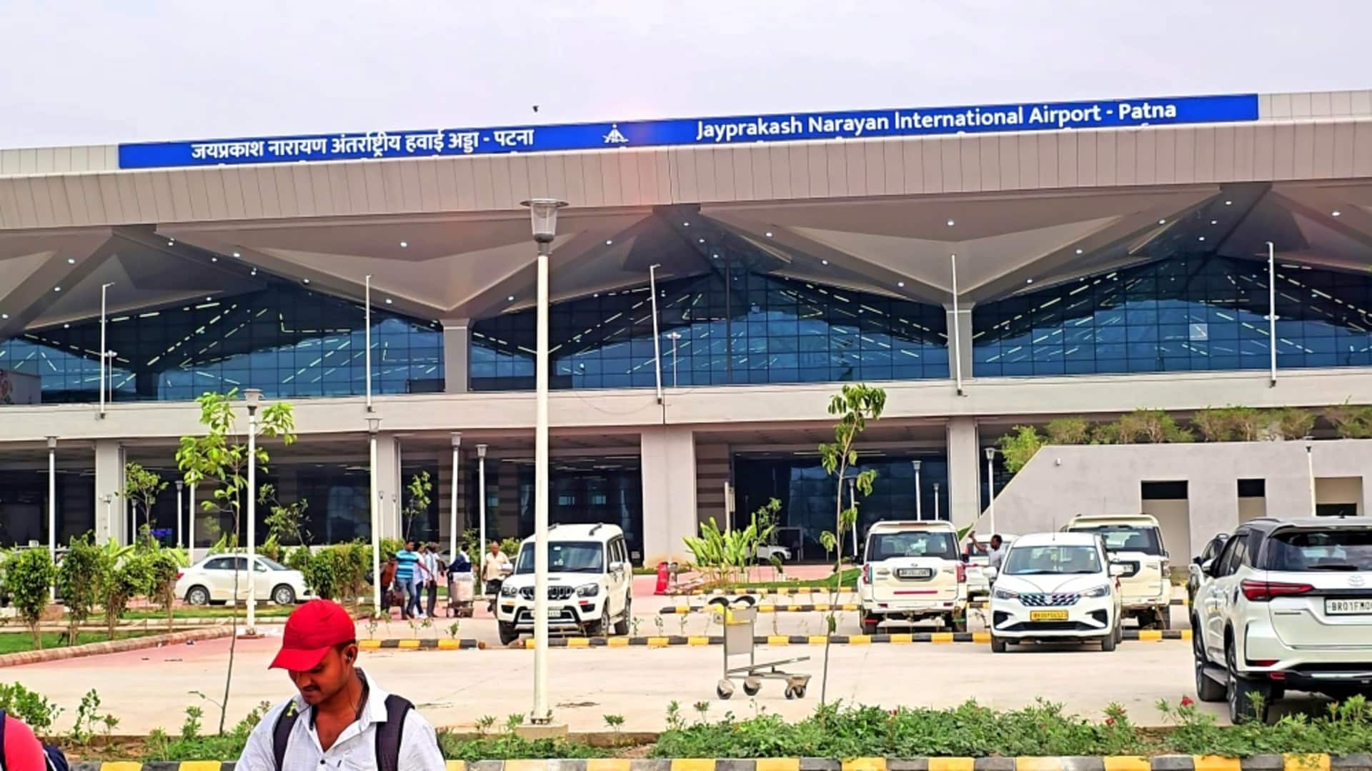 पटना हवाई अड्डे पर हवाई पट्टी से आगे निकला इंडिगो का विमान, 173 यात्री बाल-बाल बचे पटना हवाई अड्डे पर हवाई पट्टी से आगे निकला इंडिगो का विमान, 173 यात्री बाल-बाल बचे