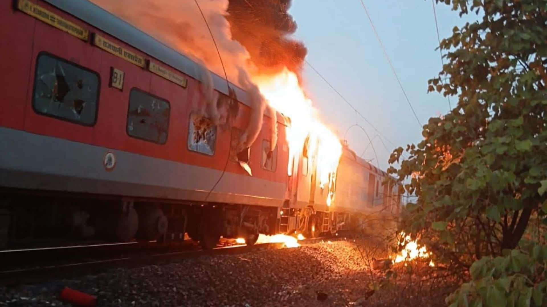 तिरुवनंतपुरम-दिल्ली एक्सप्रेस के AC कोच में लगी भीषण आग, सभी यात्री सुरक्षित