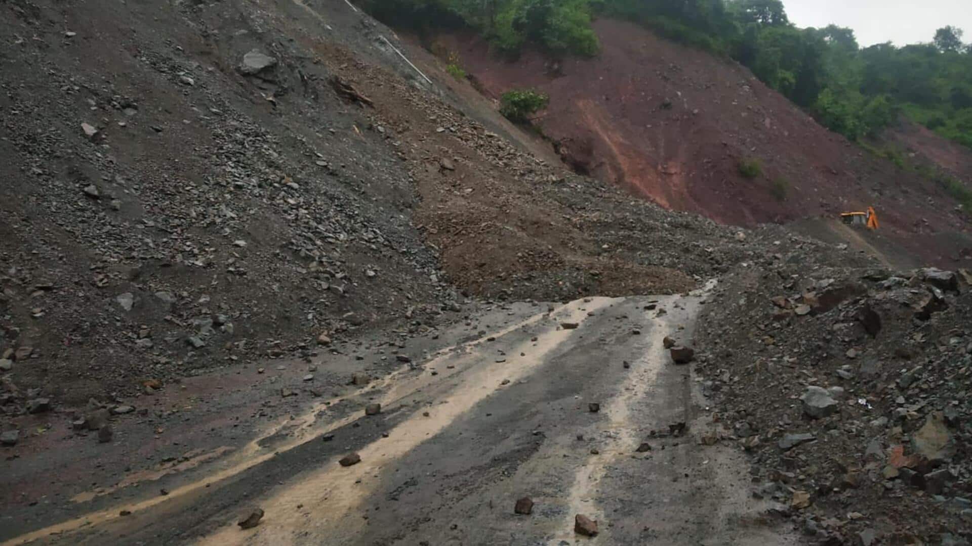 हिमाचल प्रदेश: संकरे रास्ते में बदला कुल्लू-मंडी राष्ट्रीय राजमार्ग, जान जोखिम में डालकर निकल रहे वाहन