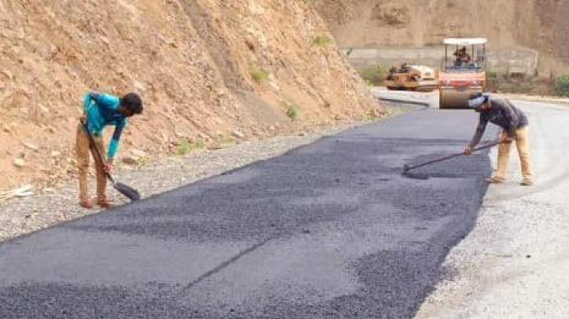 उत्तर प्रदेश: बस्ती में 44 लाख रुपये से बनी सड़क महिला ने हाथ से उखाड़ी