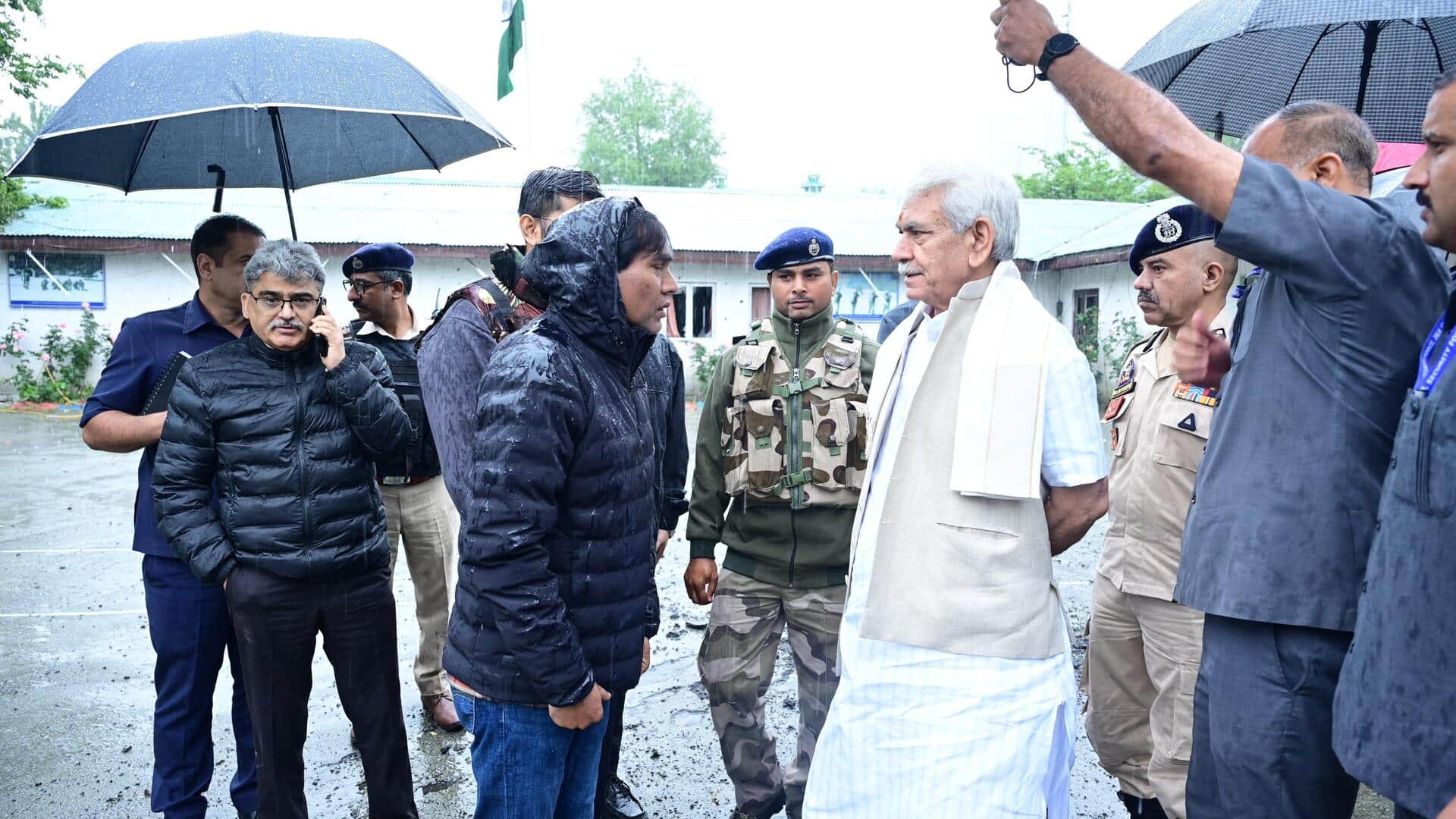 जम्मू-कश्मीर के उपराज्यपाल मनोज सिन्हा ने उरी में जवानों से मुलाकात की, पूछा- हाउज द जोश जम्मू-कश्मीर के उपराज्यपाल मनोज सिन्हा ने उरी में जवानों से मुलाकात की, पूछा- हाउज द जोश