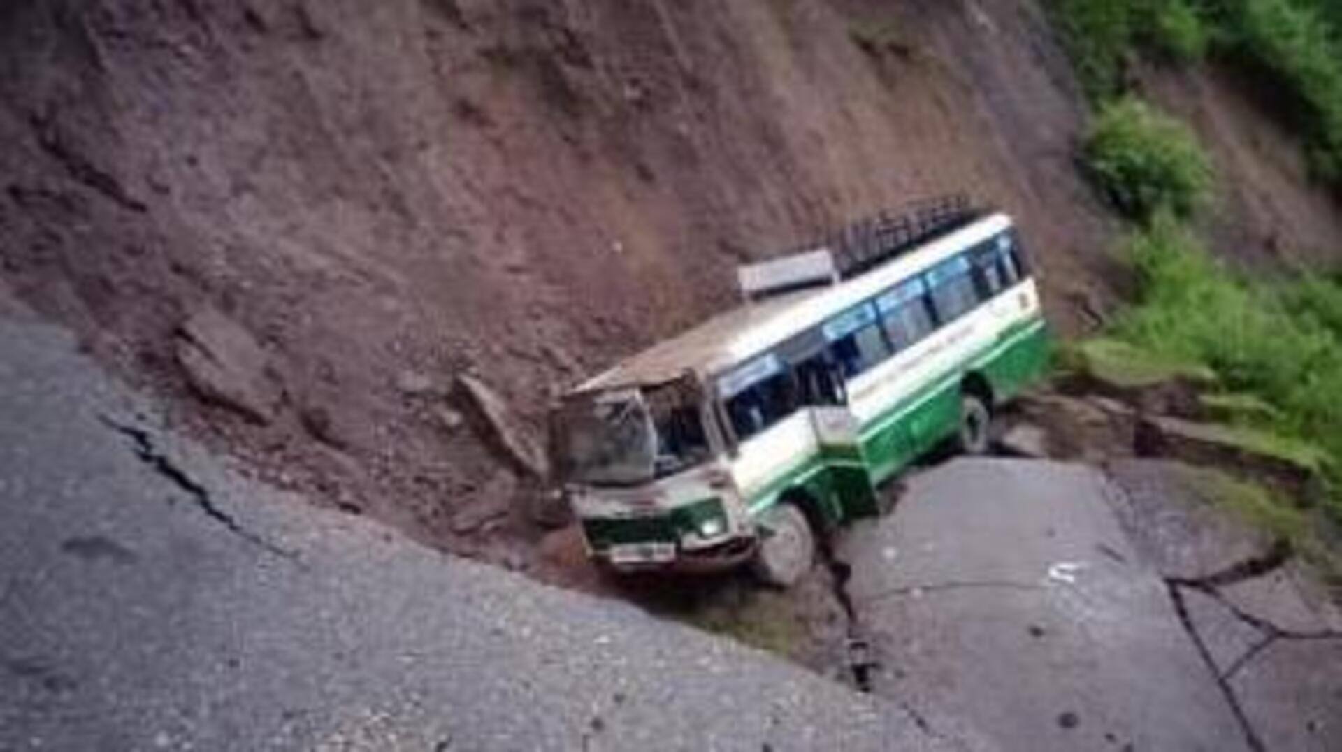 हिमाचल प्रदेश: मंडी में भूस्खलन से जमीन में मिला राजमार्ग, यात्री ने दिखाया डरावना वीडियो