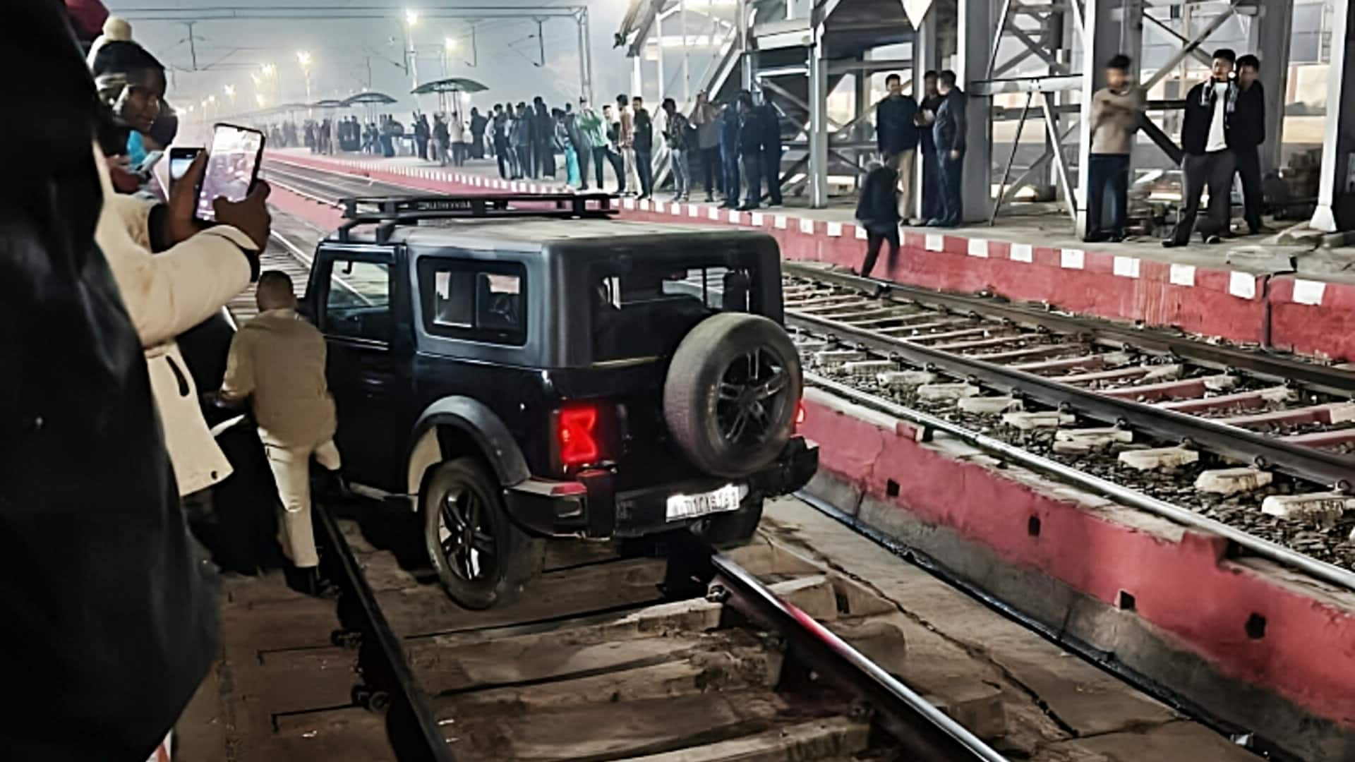 नागालैंड के दीमापुर रेलवे स्टेशन पर 65 वर्षीय व्यक्ति ने रेलवे ट्रैक पर दौड़ाई थार, गिरफ्तार