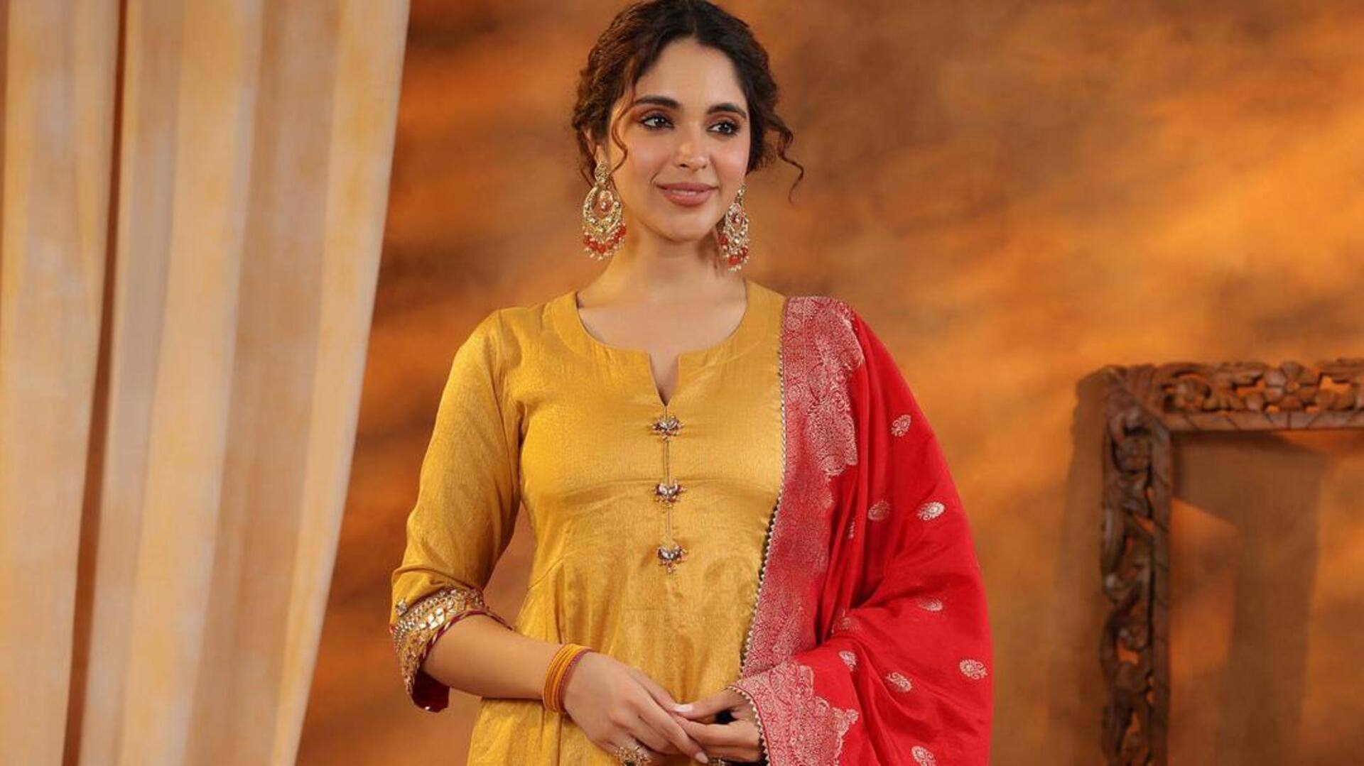 चंदेरी सूट को स्टाइल करने के लिए अपनाएं ये तरीका, लगेंगी सबसे ज्यादा आकर्षक चंदेरी सूट को स्टाइल करने के लिए अपनाएं ये तरीका, लगेंगी सबसे ज्यादा आकर्षक