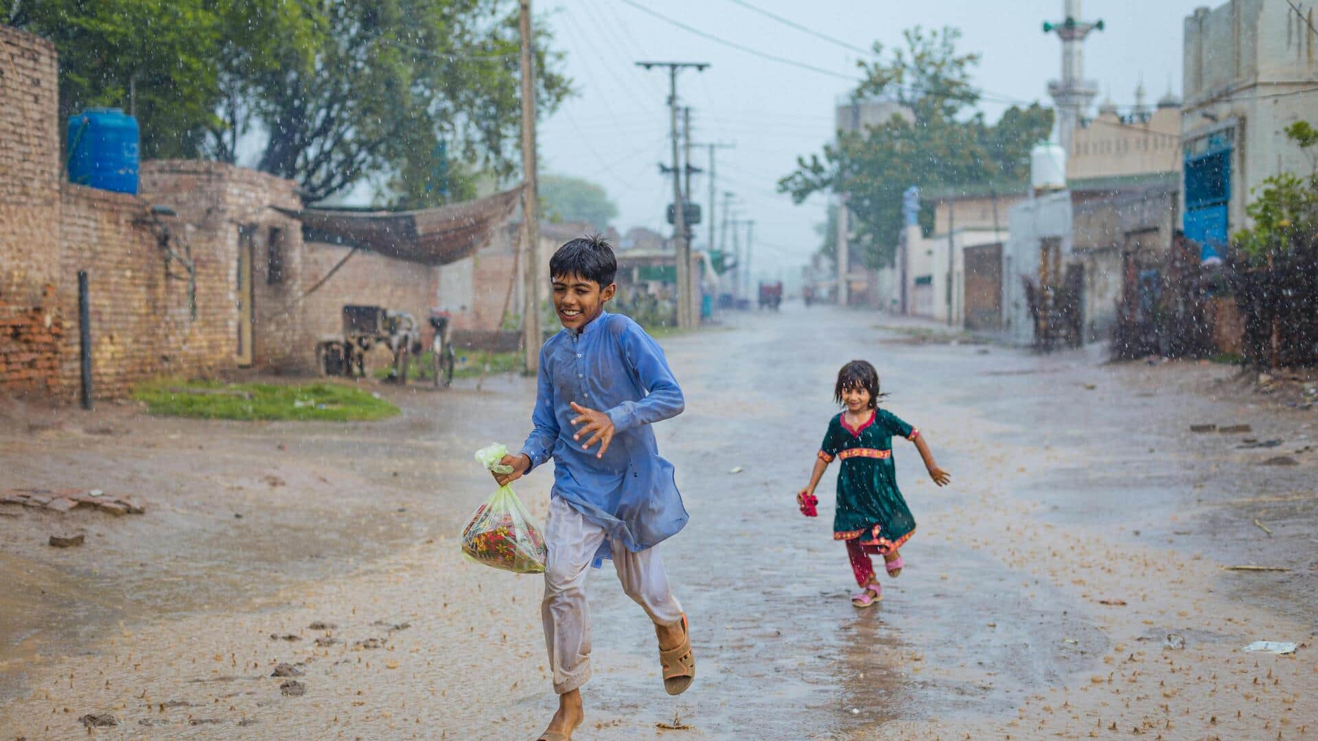 मानसून के दौरान भूल से भी न करें ये काम, स्वास्थ्य को पहुंचा सकते हैं नुकसान मानसून के दौरान भूल से भी न करें ये काम, स्वास्थ्य को पहुंचा सकते हैं नुकसान