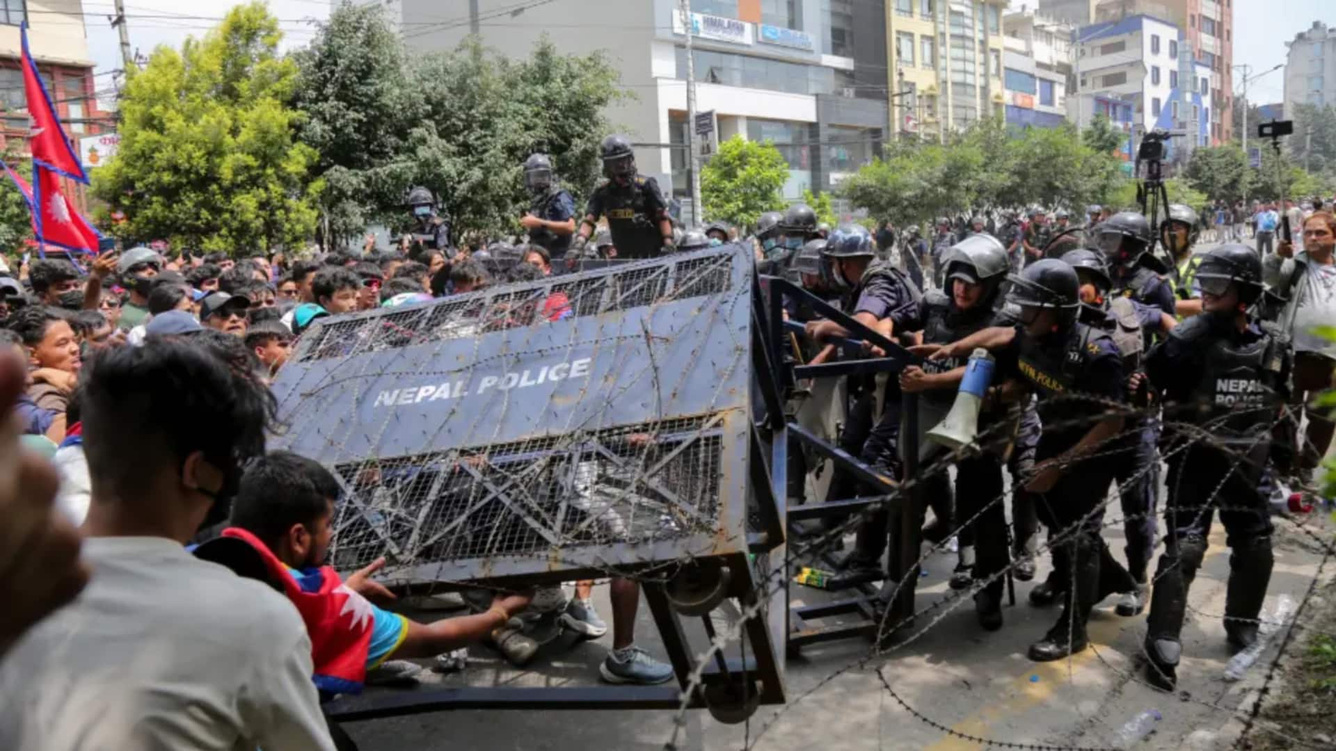 नेपाल में फिर भड़का युवाओं का प्रदर्शन, कई इलाकों में लगाया गया कर्फ्यू