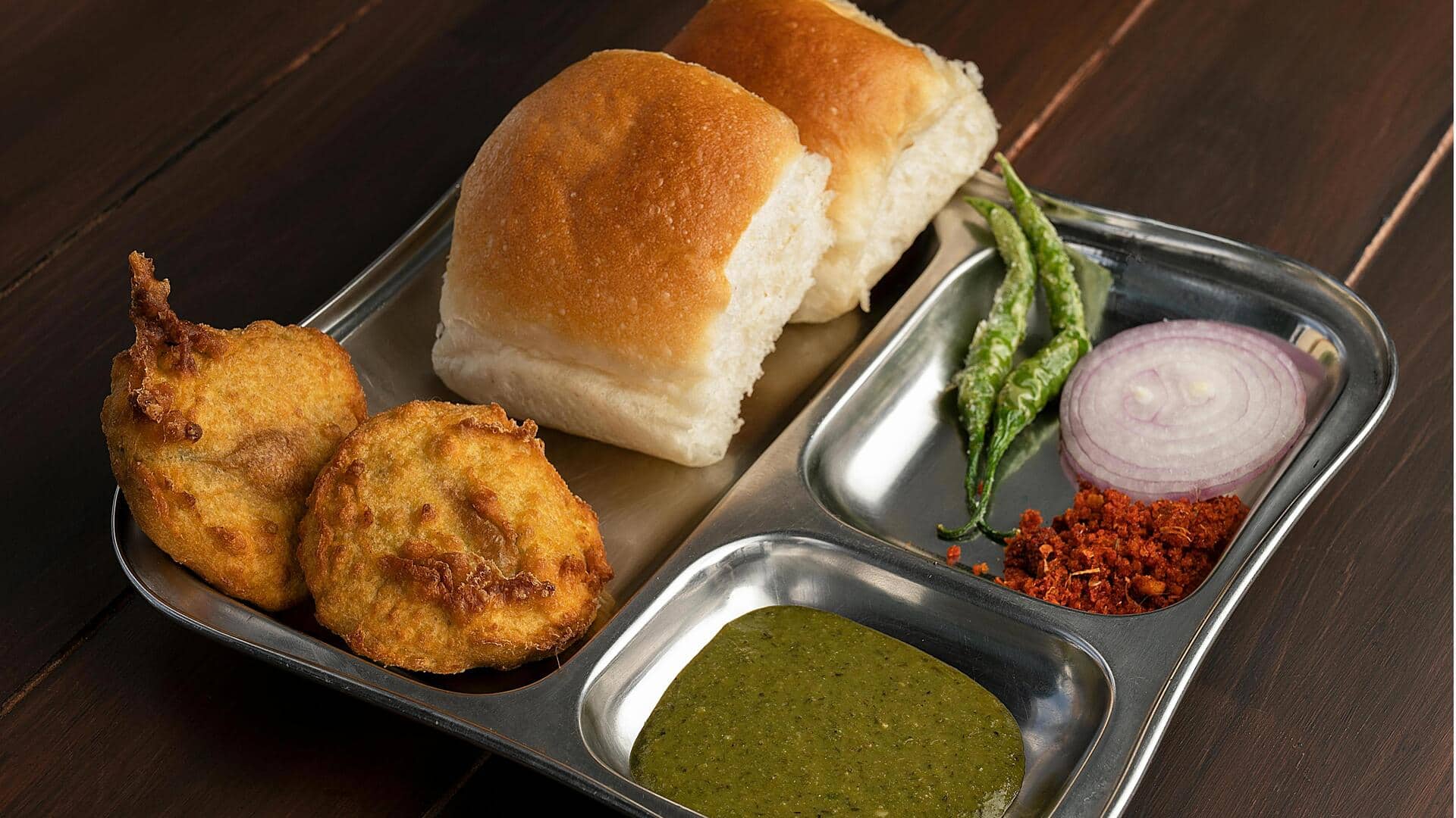 IPL देखने मुंबई जा रहे हैं? जरूर उठाएं वहां के 5 मशहूर स्ट्रीट फूड का लुत्फ