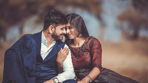 ये 5 संकेत बताते हैं कि आपका पार्टनर आपसे शादी करने के लिए है गंभीर 