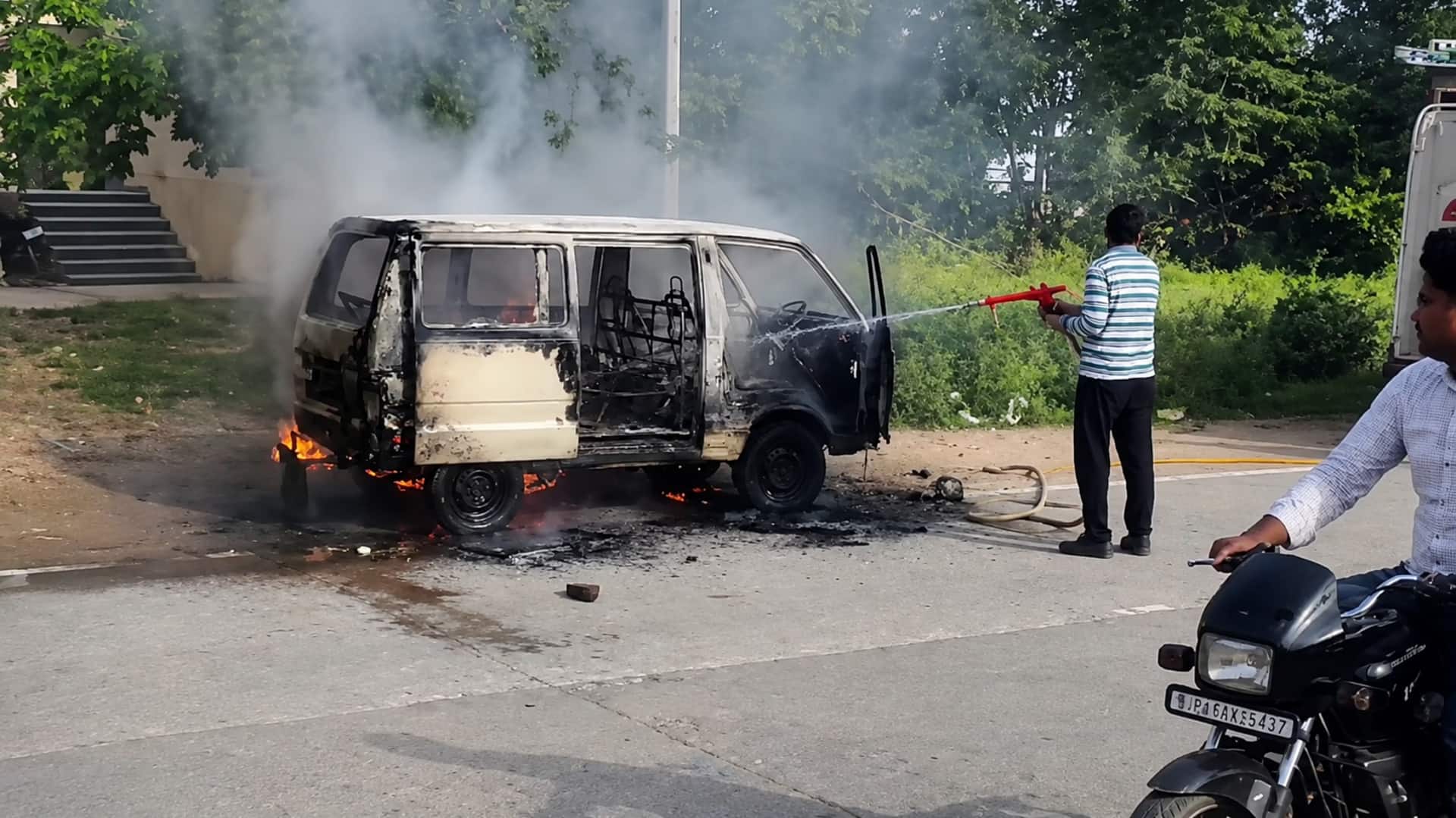 राजस्थान: झुंझुनूं में बच्चों से भरी स्कूल वैन में आग लगी, ड्राइवर की चालाकी से बचे