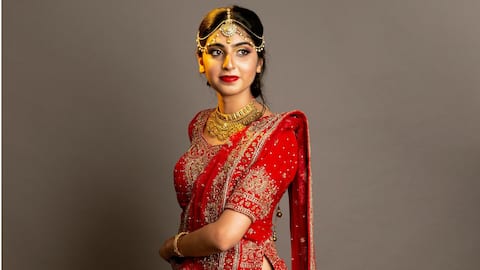 करवा चौथ पर नई दुल्हन पहनें ये लाल आउटफिट, पति तारीफ करते नहीं थकेंगे