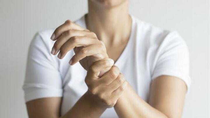हाथों को मजबूती देने में सहायक हैं ये योगासन, जानिए अभ्यास का तरीका