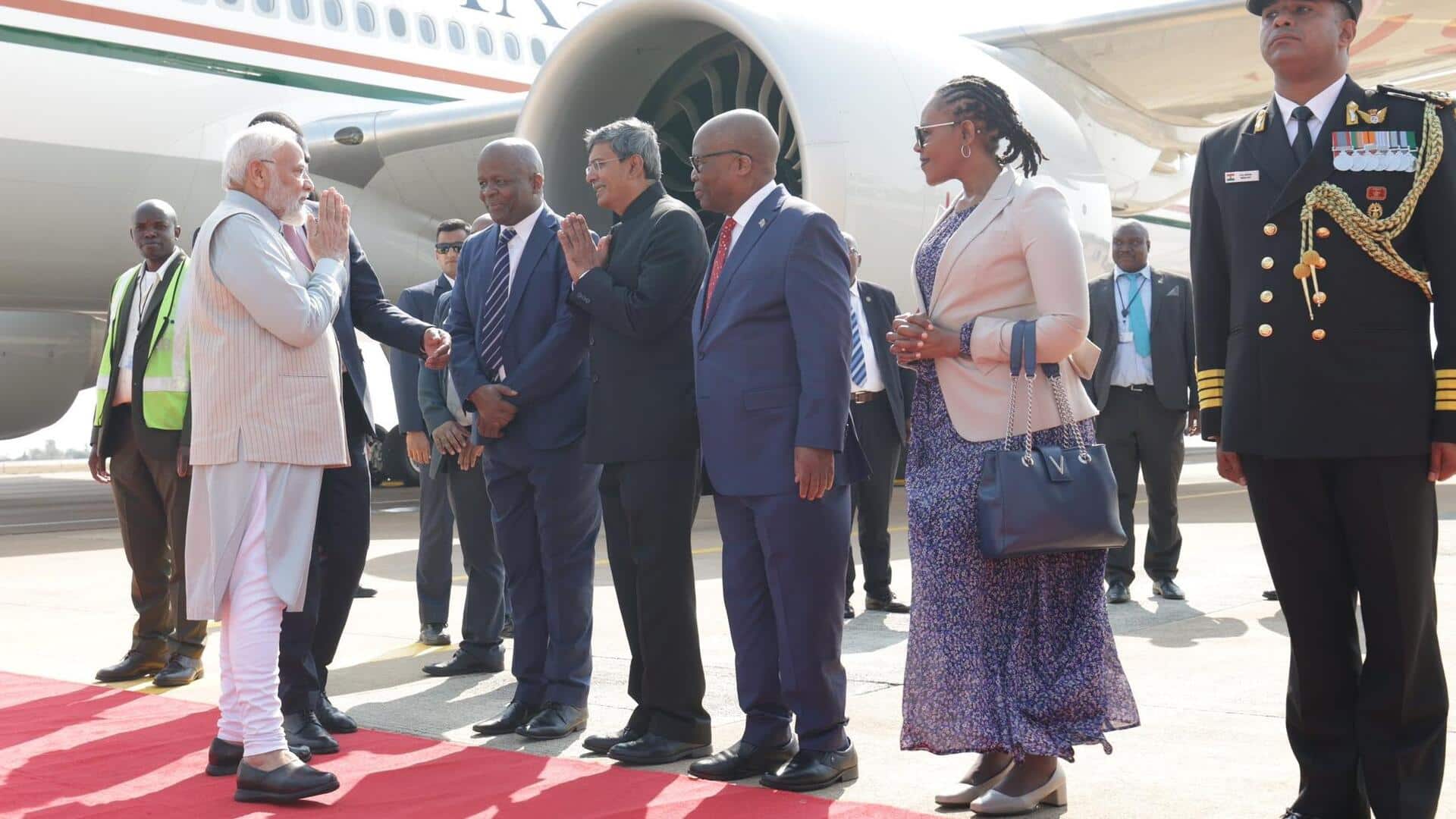 BRICS शिखर सम्मेलन के लिए दक्षिण अफ्रीका पहुंचे प्रधानमंत्री मोदी, एयरबेस पर हुआ जोरदार स्वागत 