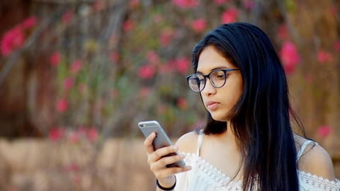 सोशल मीडिया आपके मानसिक स्वास्थ्य पर डाल रहा है असर? इन 5 तरीकों से करें बचाव