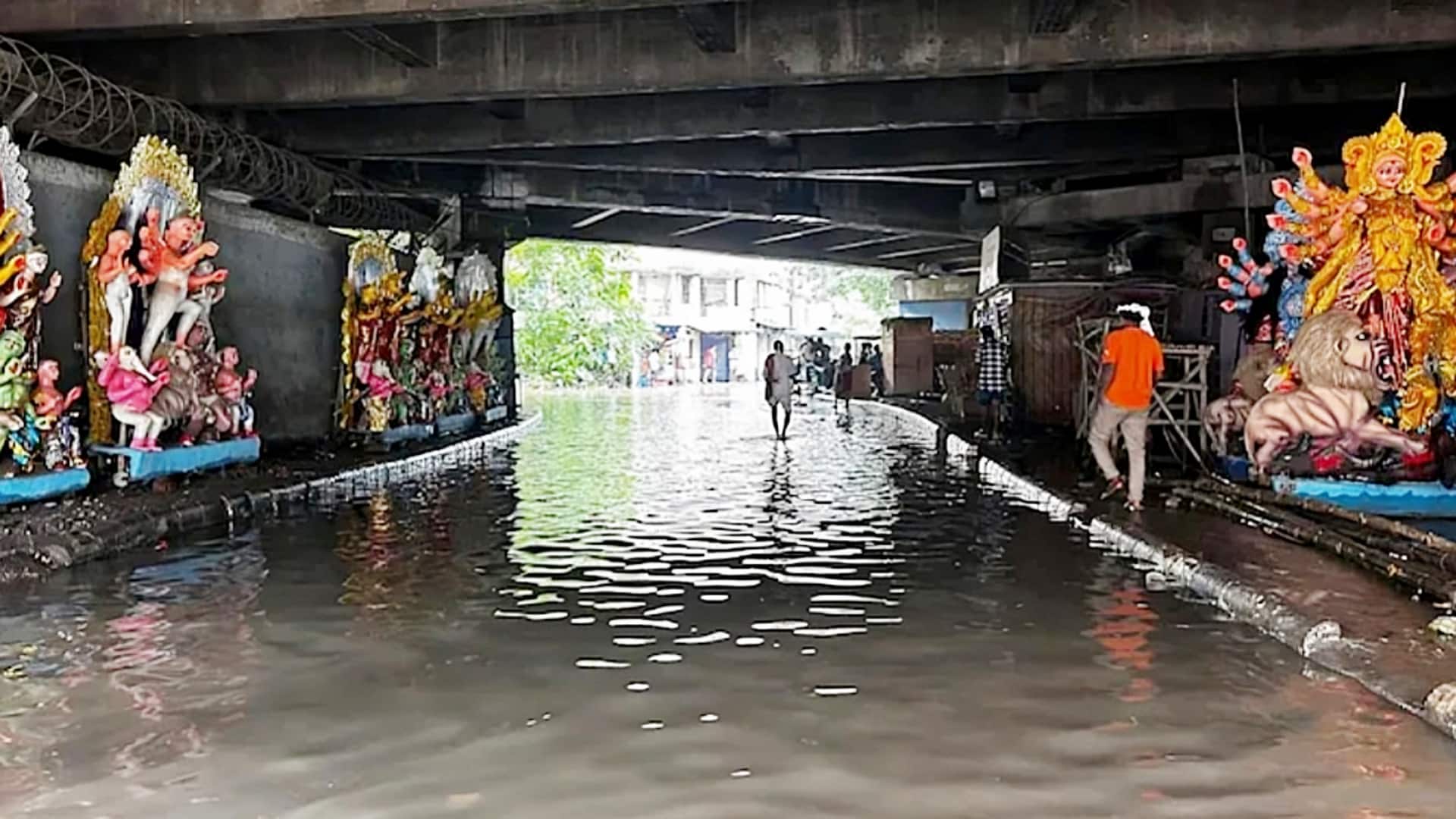 कोलकाता में दुर्गा पूजा की रौनक से पहले बारिश की आफत, 5 लोगों की मौत