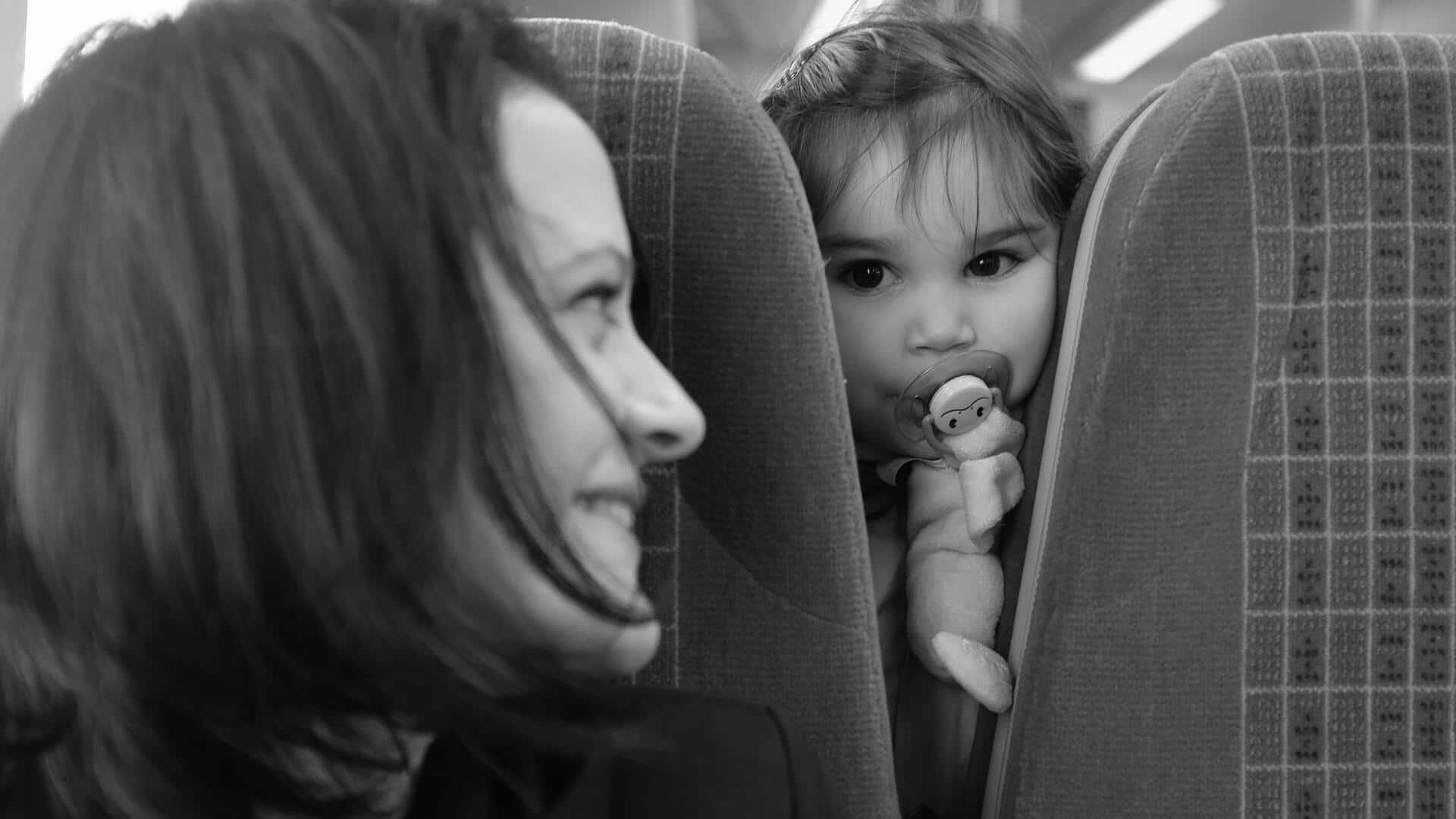 छोटे बच्चे के साथ ट्रेन में लंबी यात्रा करते समय ऐसे सुनिश्चित करें उसका आराम