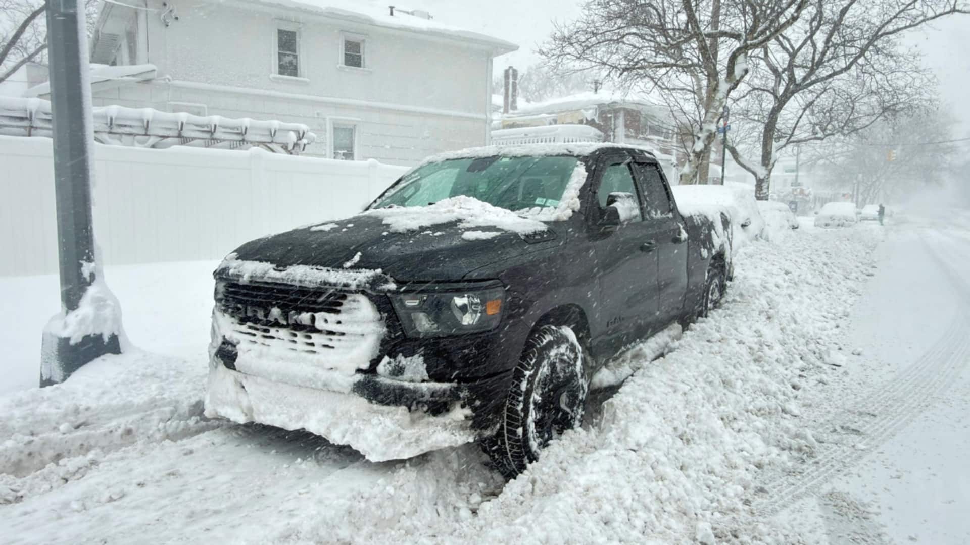 अमेरिका में बर्फीले तूफान के चलते 8,000 उड़ानें रद्द, स्कूल बंद; कई जगहों पर आपातकाल घोषित